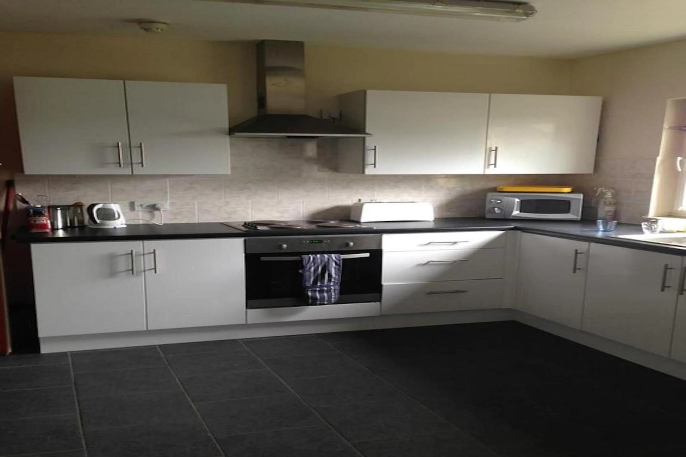 Communal kitchen, Kitchen/Kitchenette in Metro Inns Falkirk