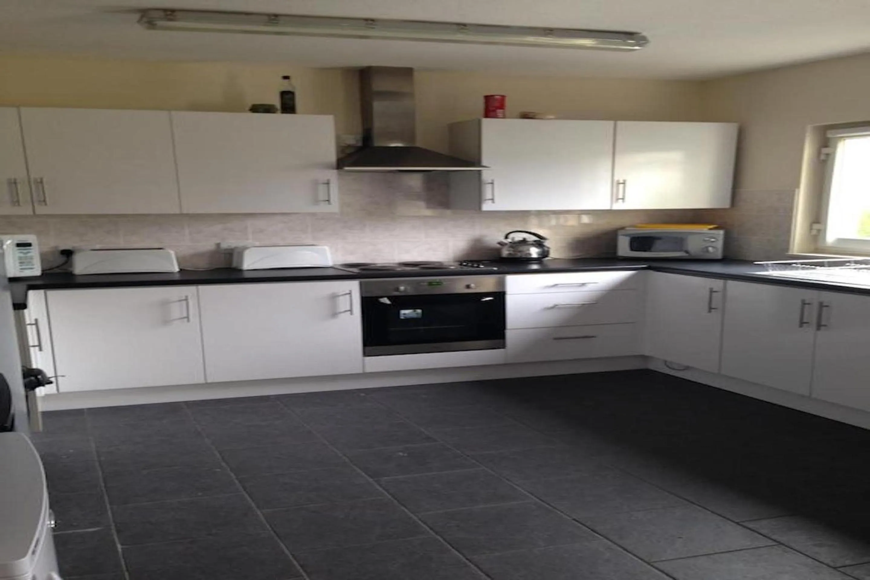 Communal kitchen, Kitchen/Kitchenette in Metro Inns Falkirk