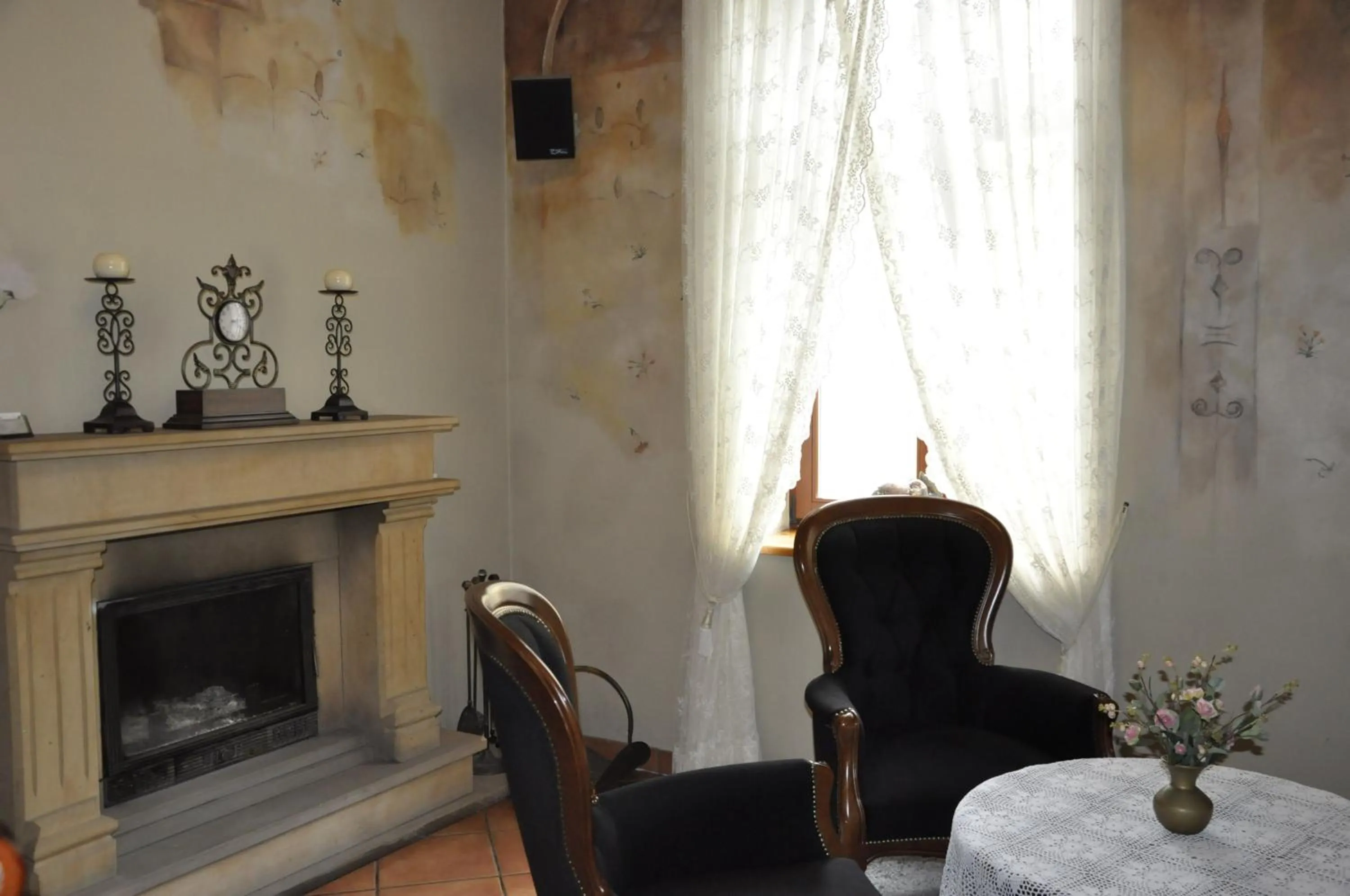 Communal lounge/ TV room in Villa Del Arte Bed & Breakfast