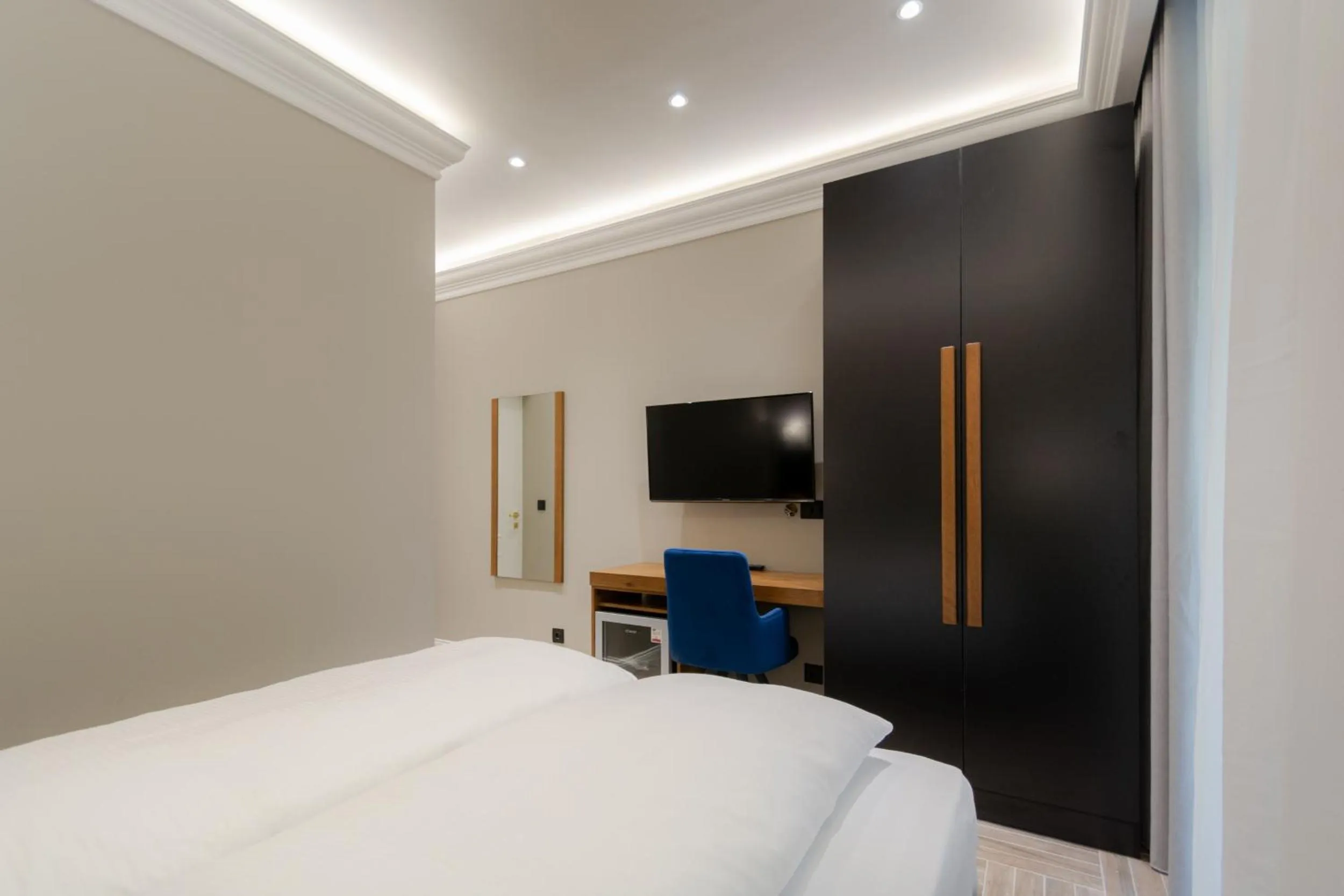 Communal lounge/ TV room in 2H Horizon Hotel