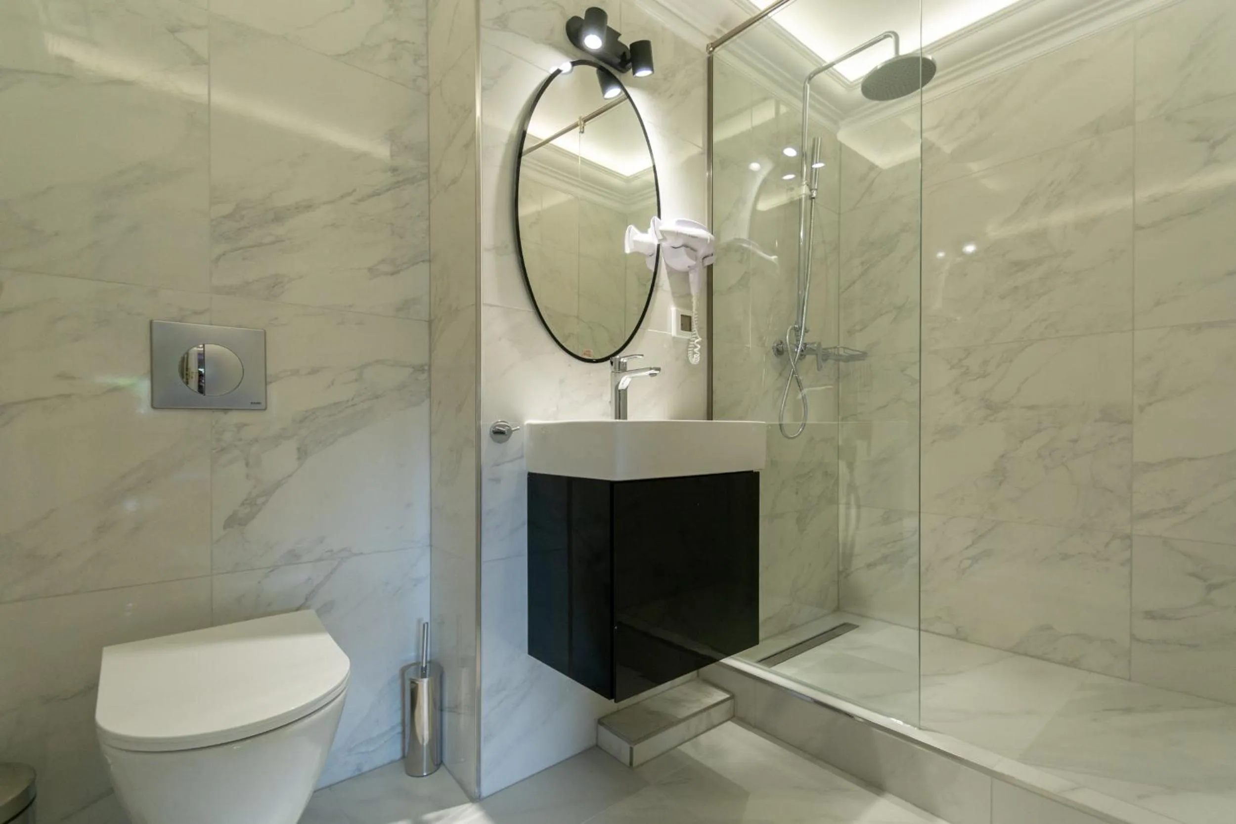 Bathroom in 2H Horizon Hotel