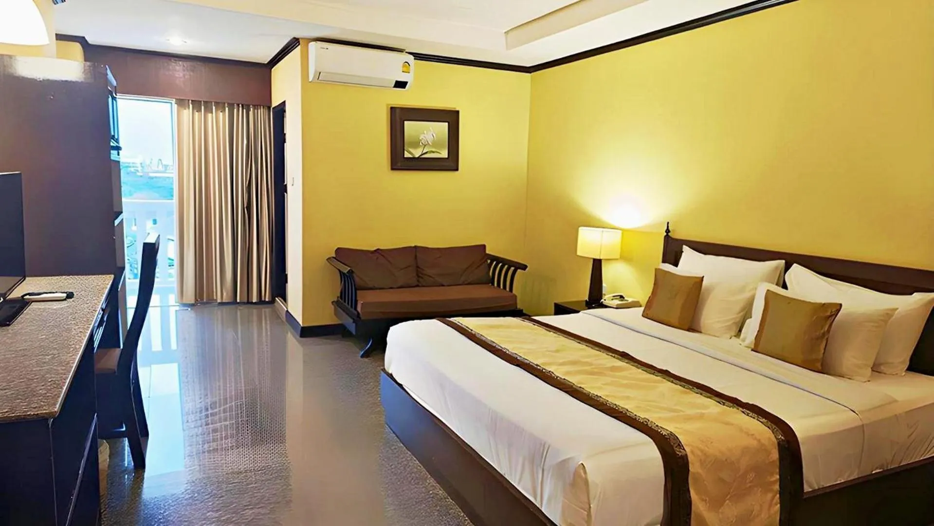 Bed in Royal Peninsula Hotel Chiangmai