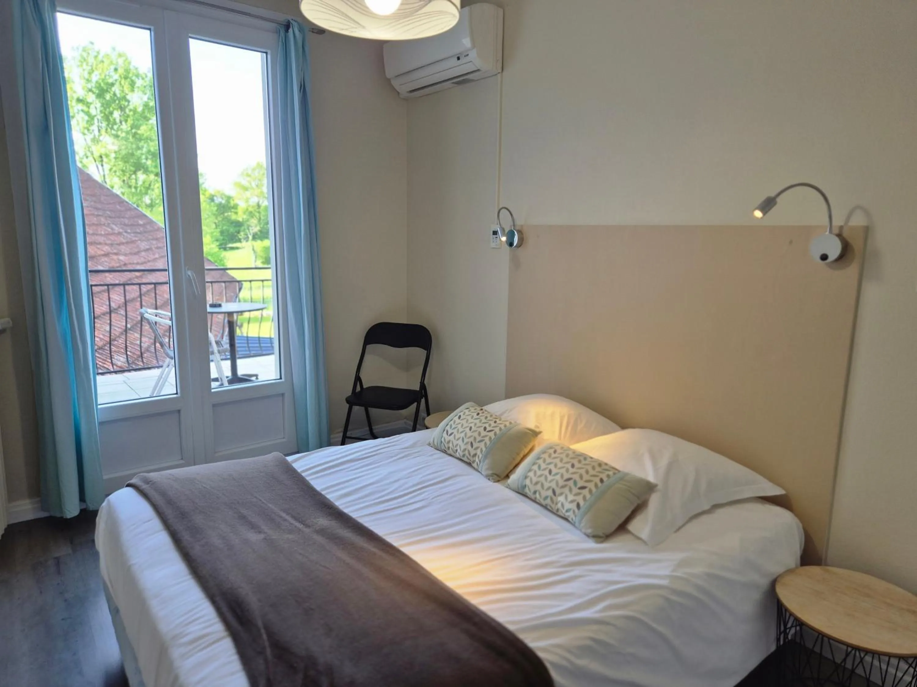 Bed in Logis Hôtel Restaurant L'Oustal