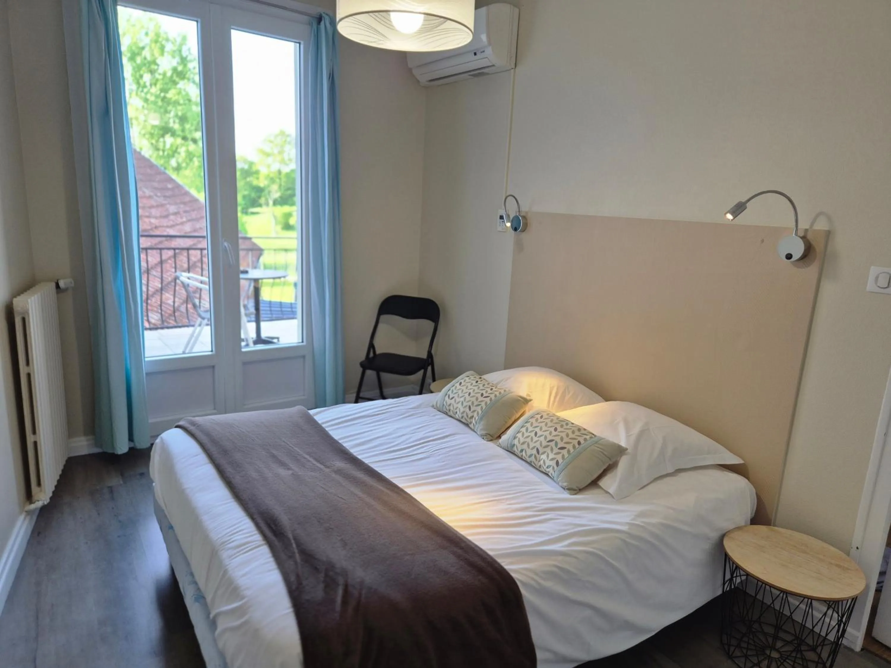 Bed in Logis Hôtel Restaurant L'Oustal