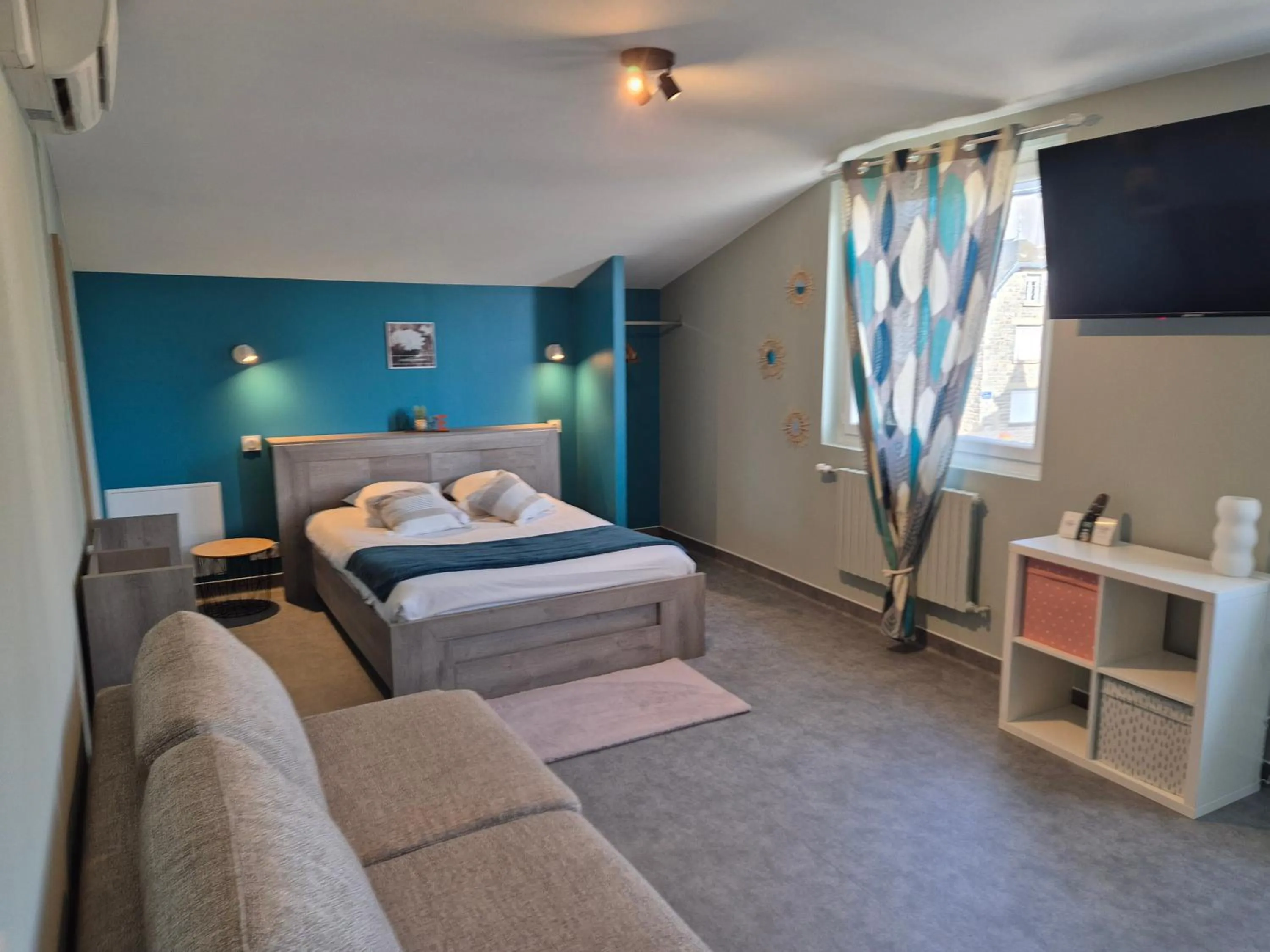 Bed in Logis Hôtel Restaurant L'Oustal