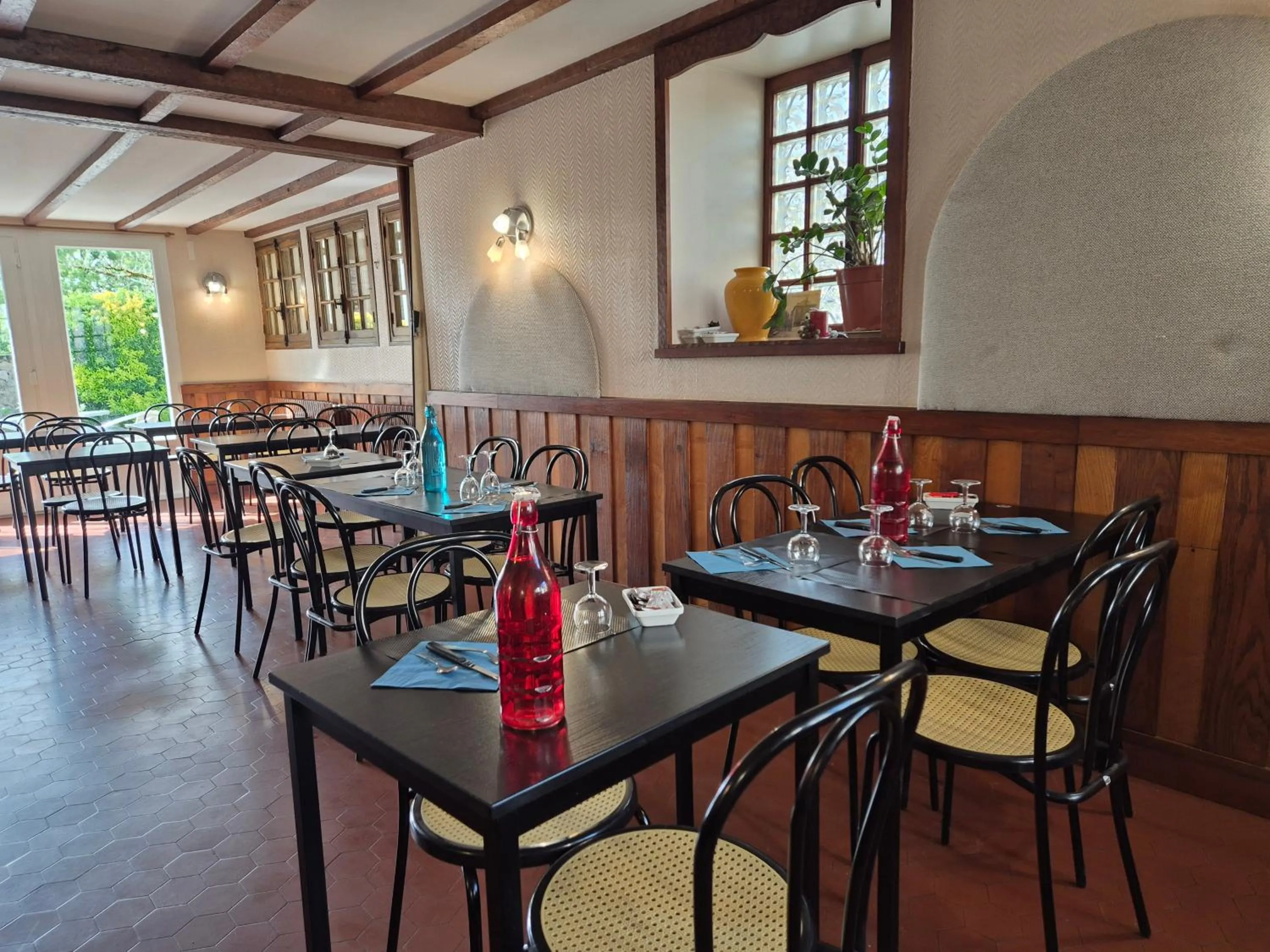 Logis Hôtel Restaurant L'Oustal