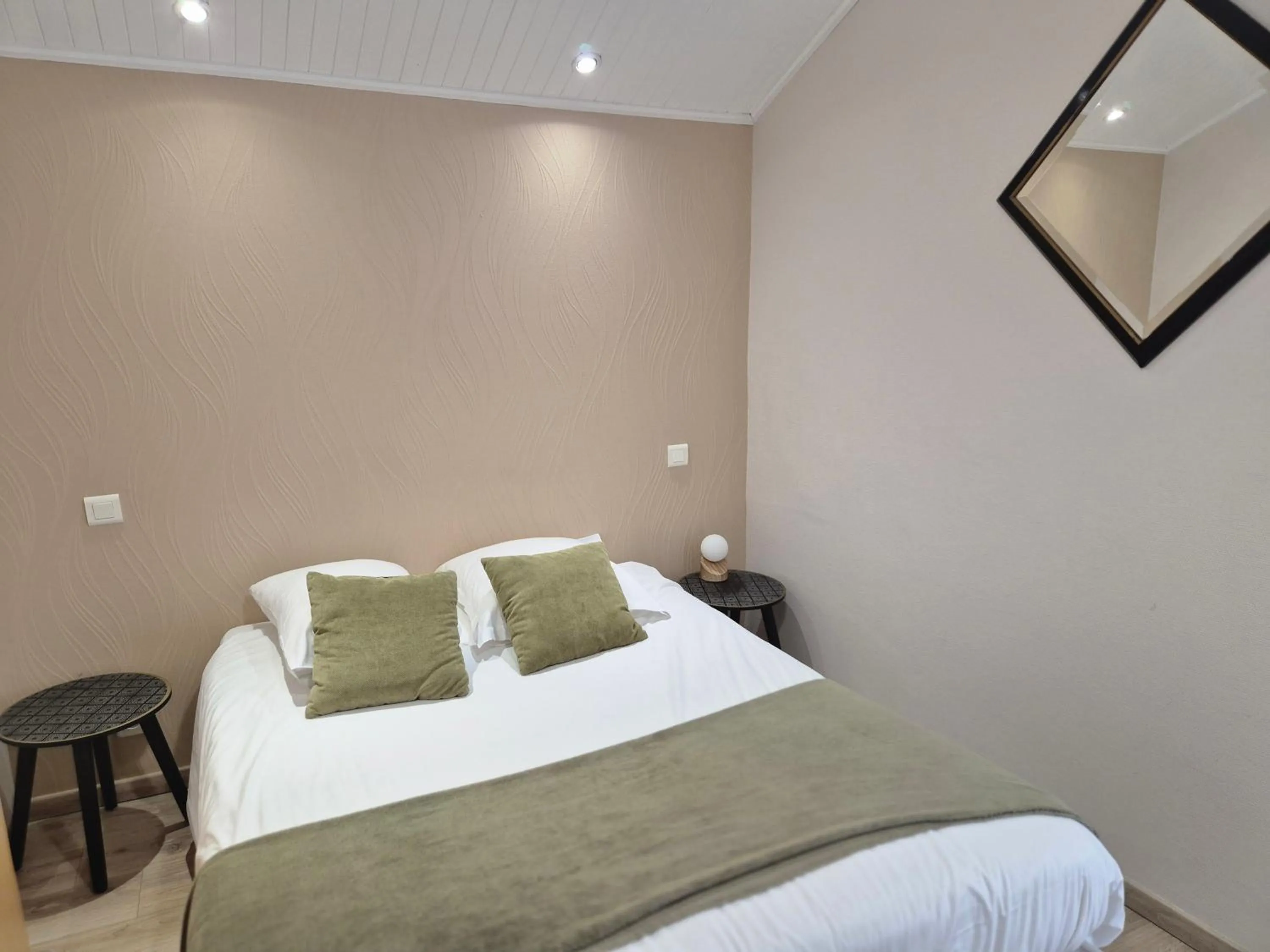 Bed in Logis Hôtel Restaurant L'Oustal