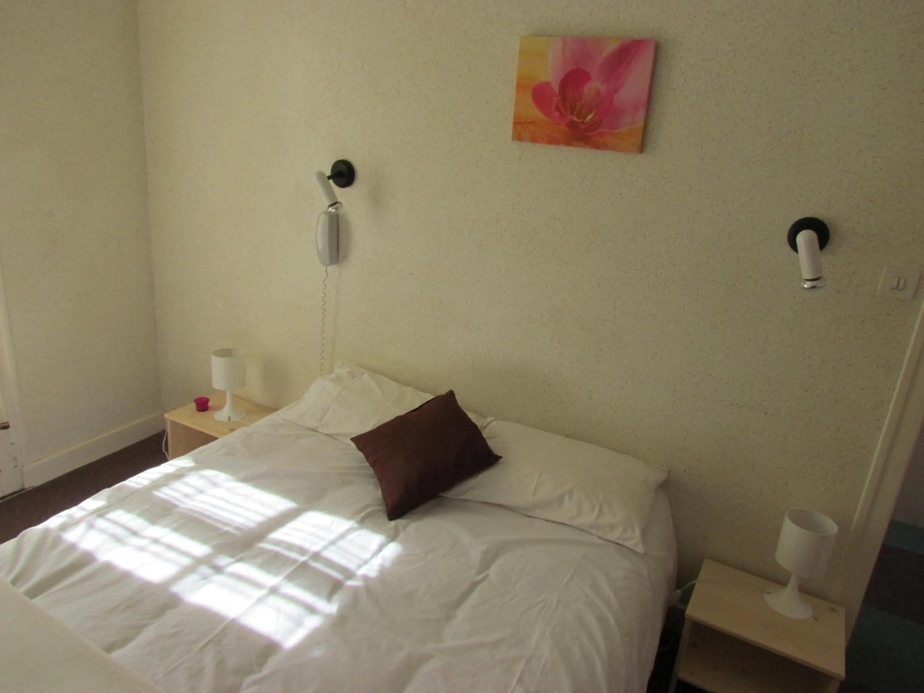 Bed in Logis Hôtel Restaurant L'Oustal