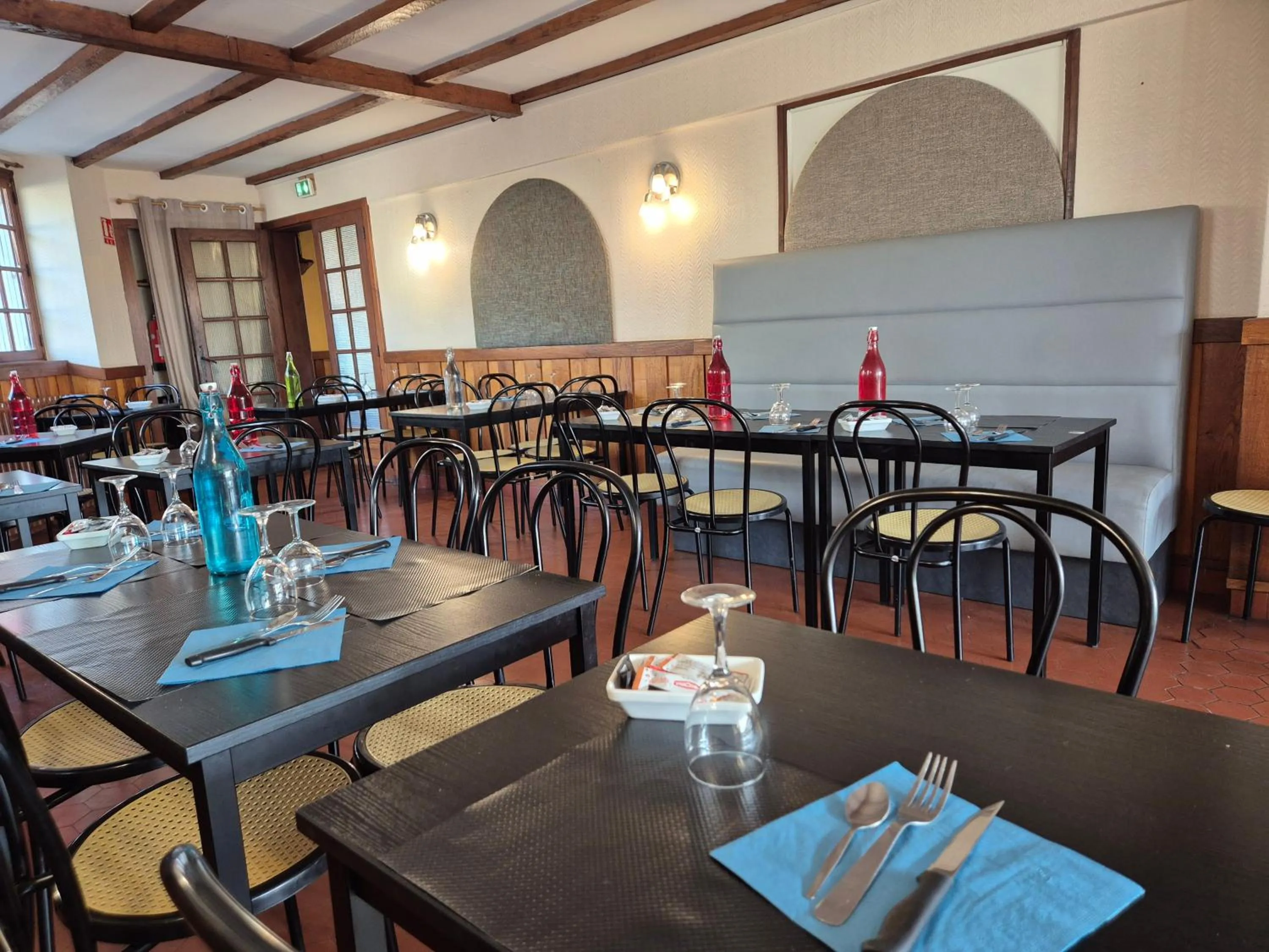 Logis Hôtel Restaurant L'Oustal