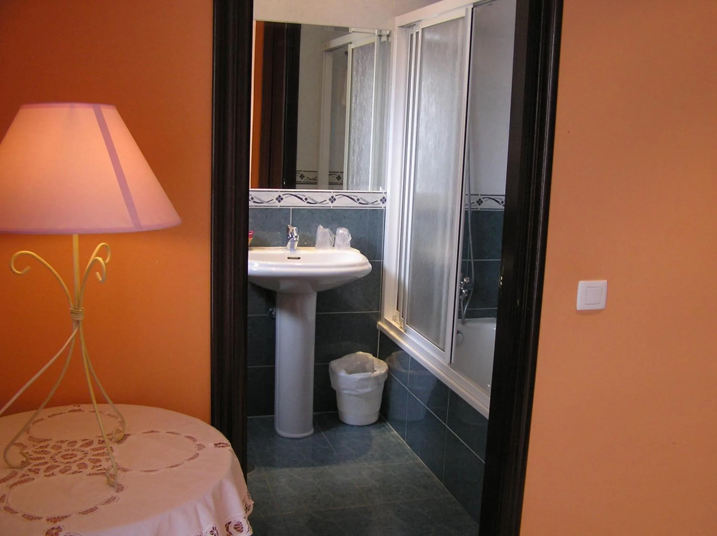 Toilet, Bed in Hotel Entreviñes