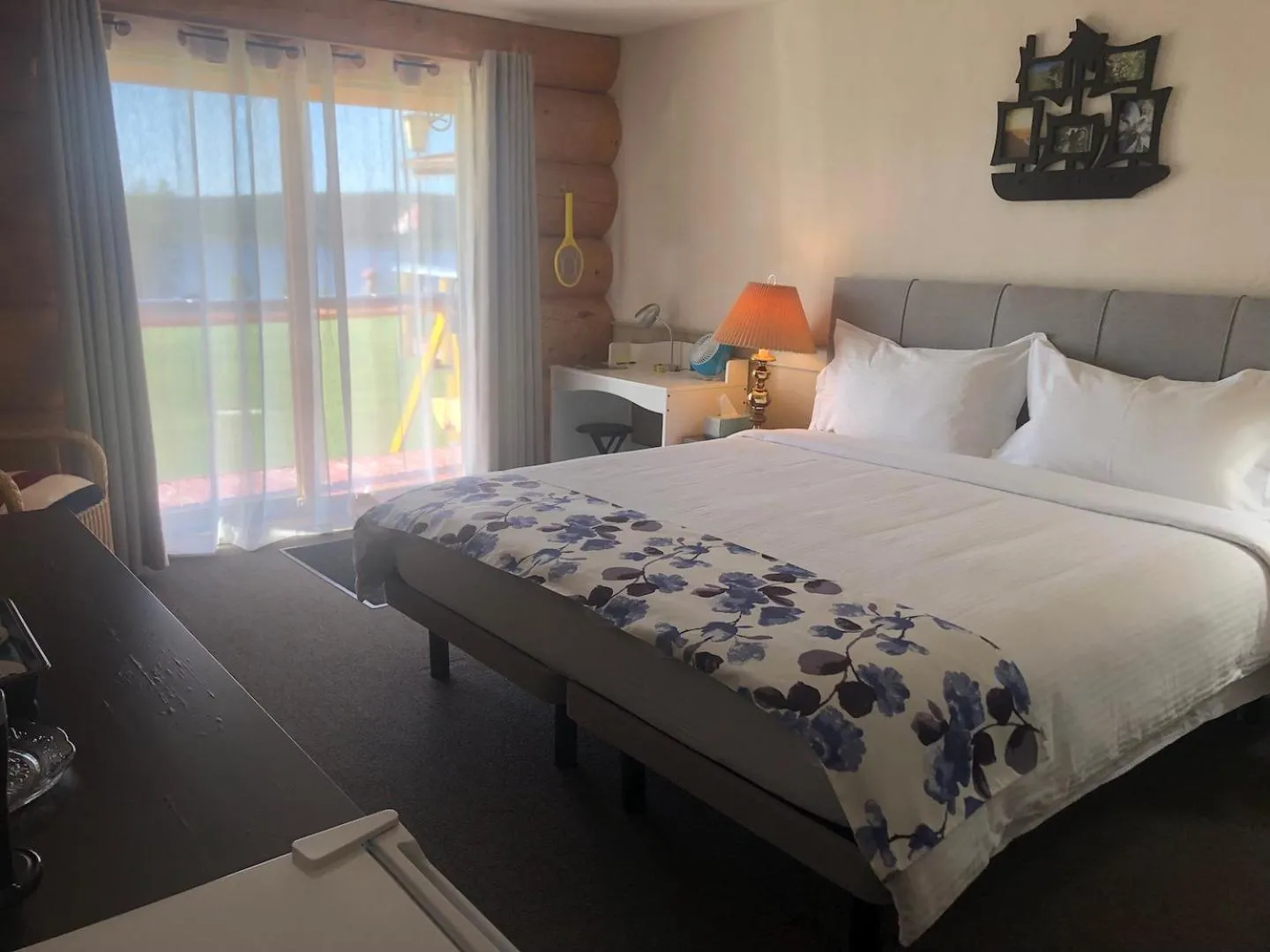 Photo of the whole room, Bed in Cariboo Log Guest House