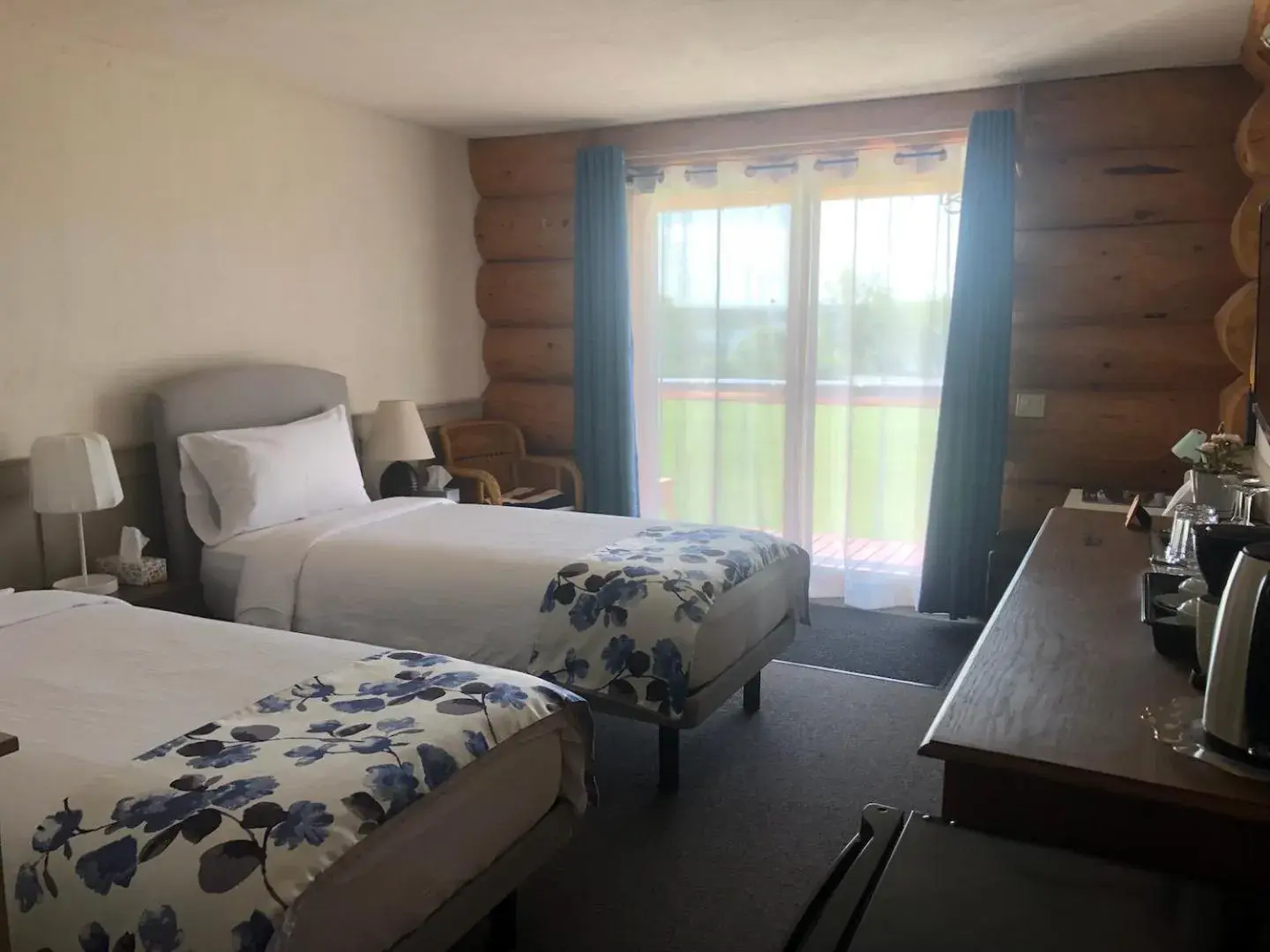 Double or Twin Room with Lake View - single occupancy in Cariboo Log Guest House Double or Twin Room with Lake View - single occupancy in Cariboo Log Guest House