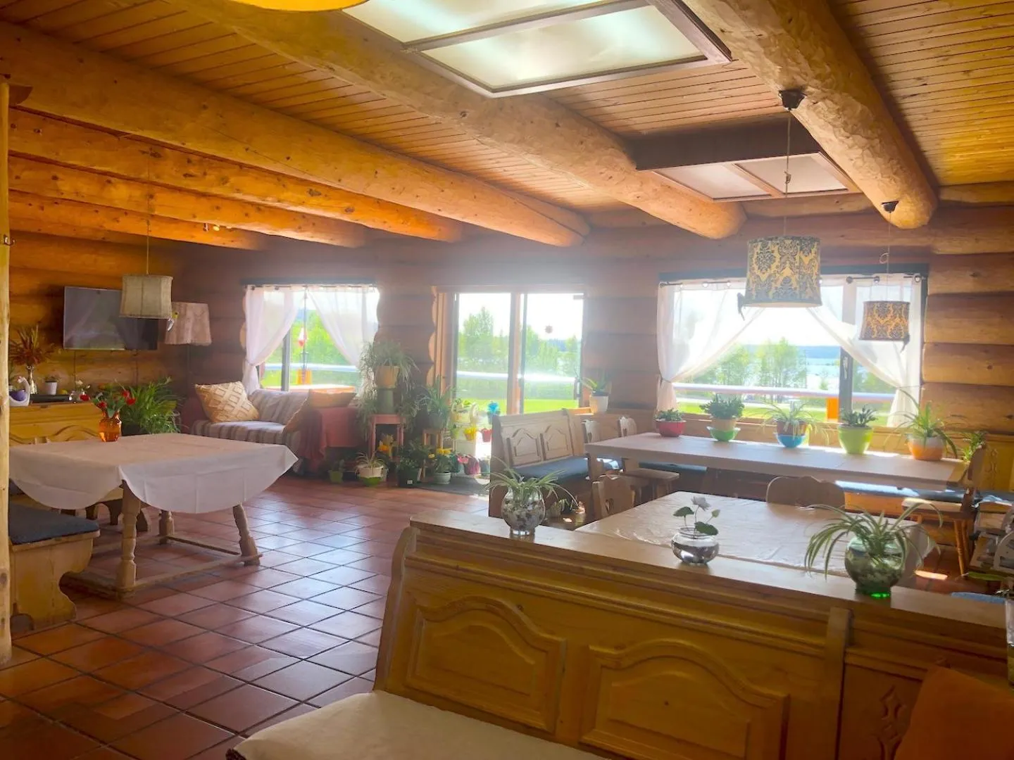 Restaurant/places to eat in Cariboo Log Guest House