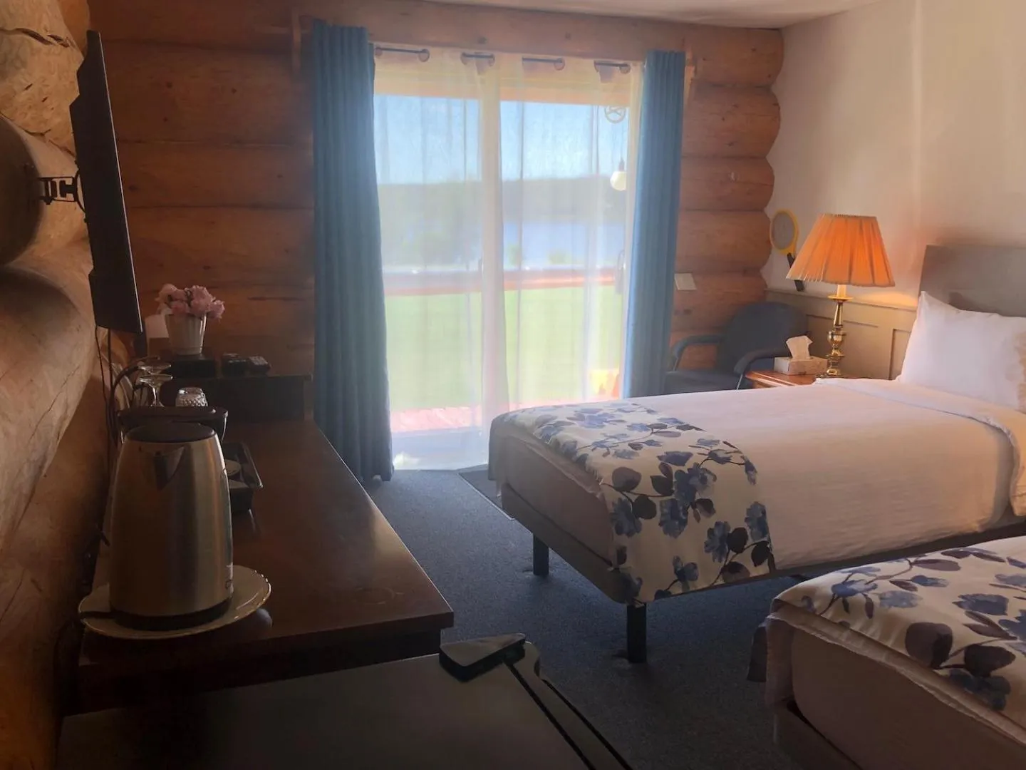 Photo of the whole room, Bed in Cariboo Log Guest House