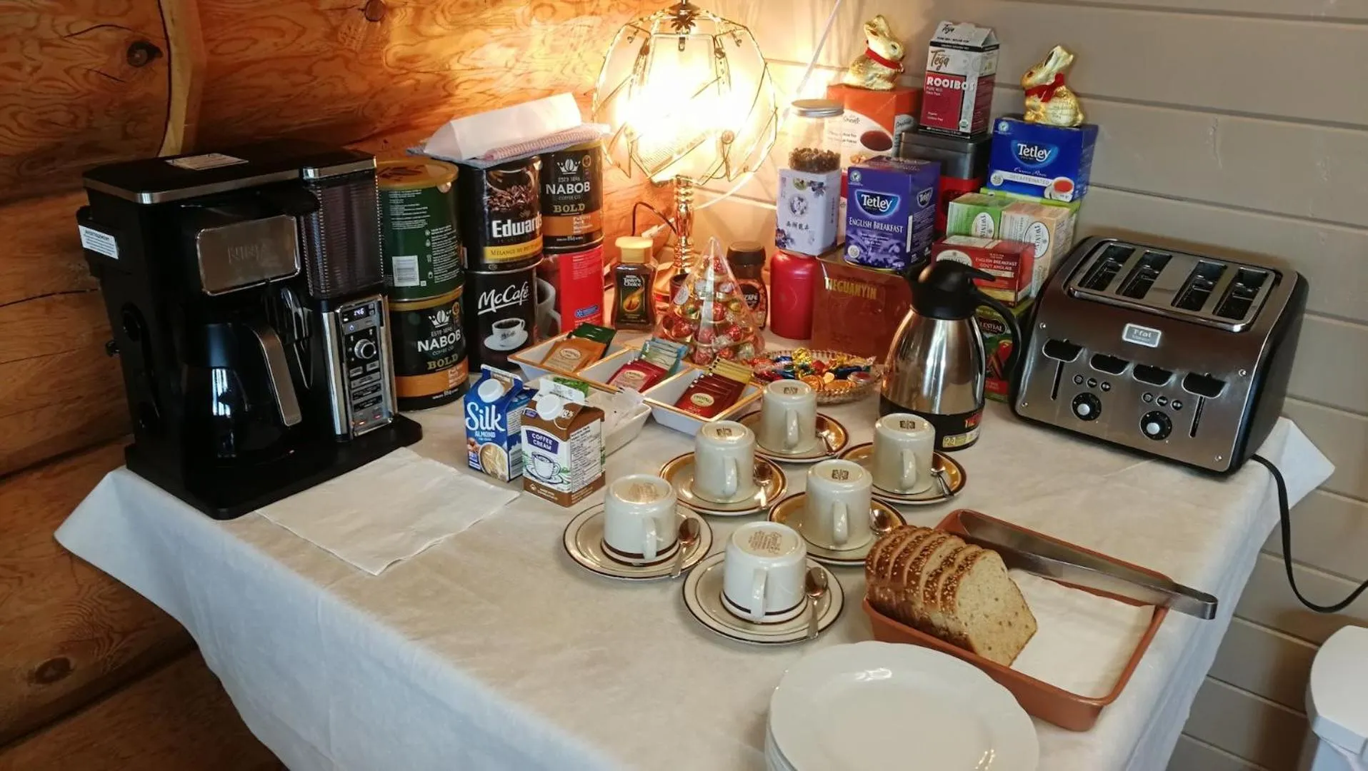 Coffee/tea facilities in Cariboo Log Guest House