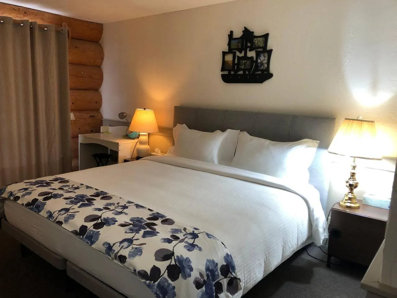 Bed in Cariboo Log Guest House