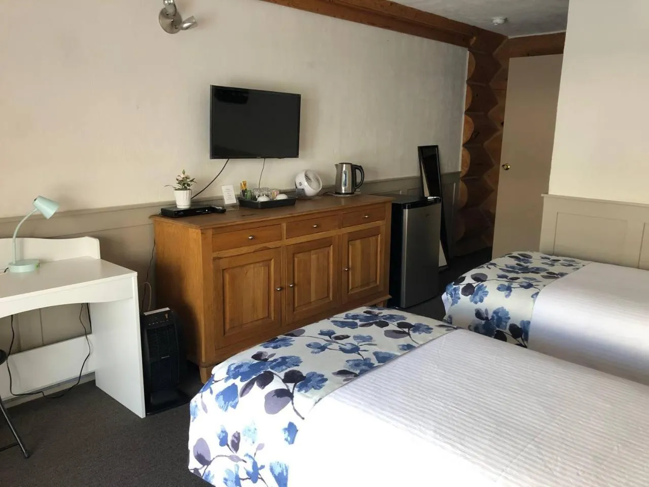 TV and multimedia, Bed in Cariboo Log Guest House