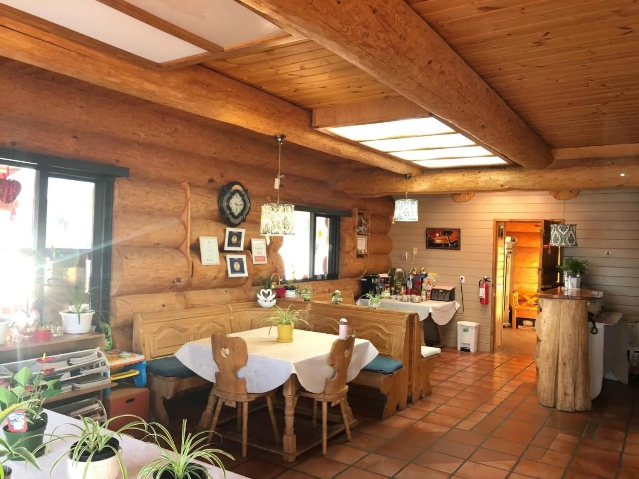 Restaurant/places to eat in Cariboo Log Guest House