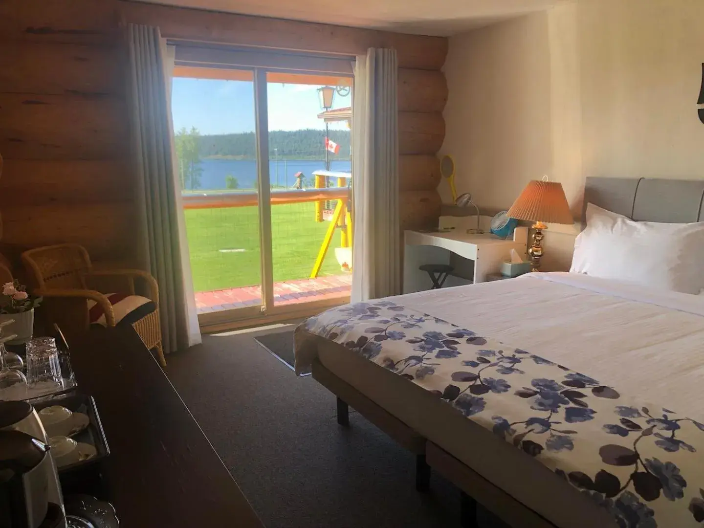 King Room with Lake View - single occupancy in Cariboo Log Guest House King Room with Lake View - single occupancy in Cariboo Log Guest House