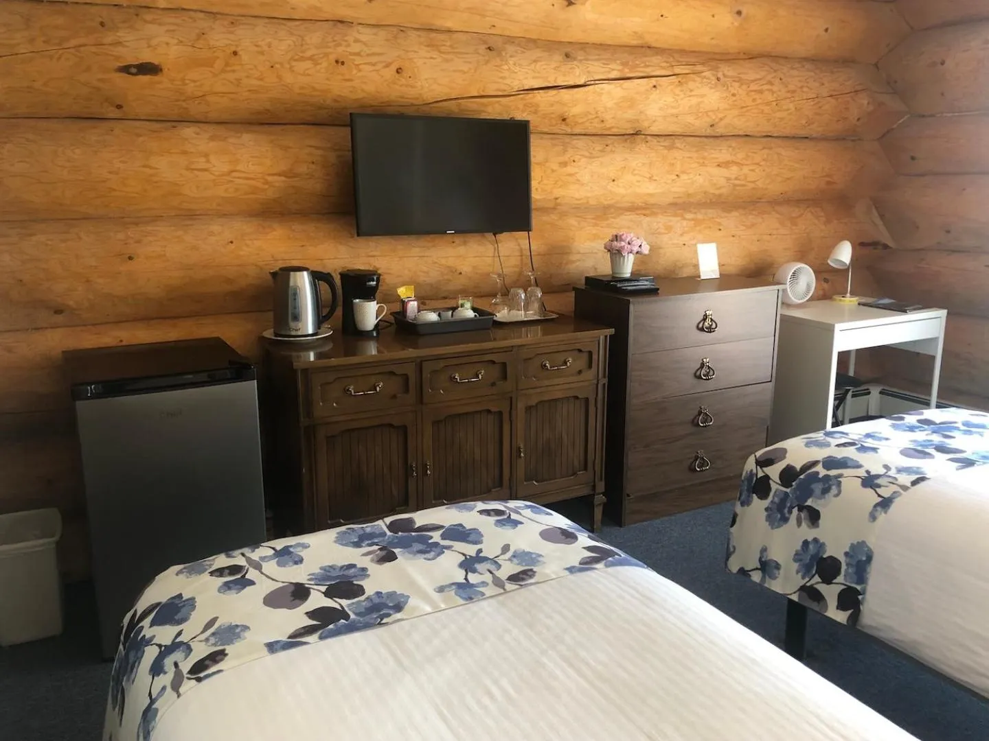 TV and multimedia, Bed in Cariboo Log Guest House