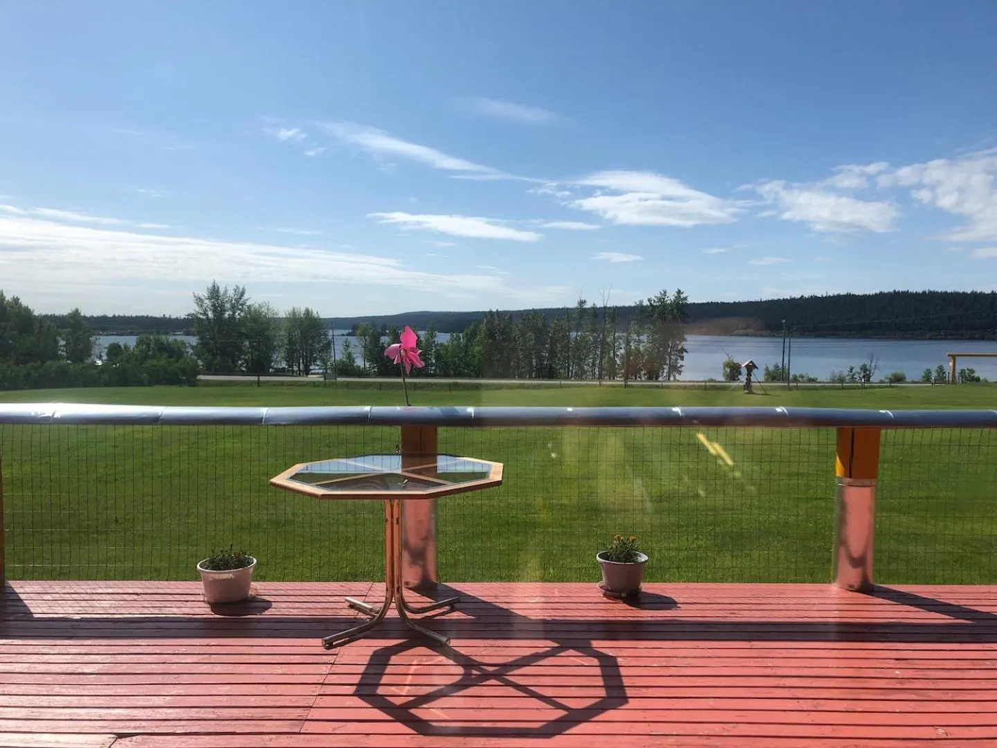 Lake view in Cariboo Log Guest House