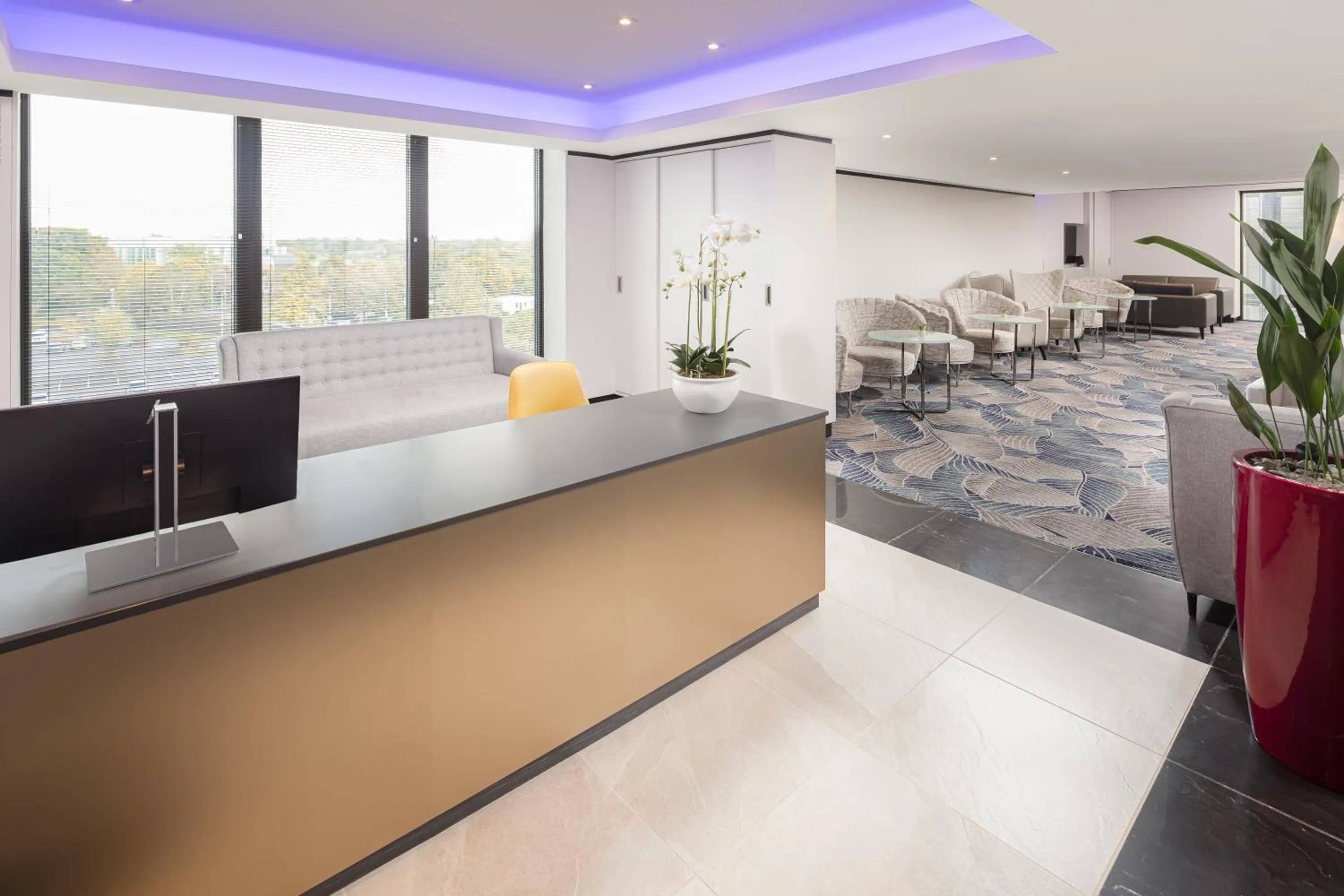 Lounge or bar in Hilton London Gatwick Airport