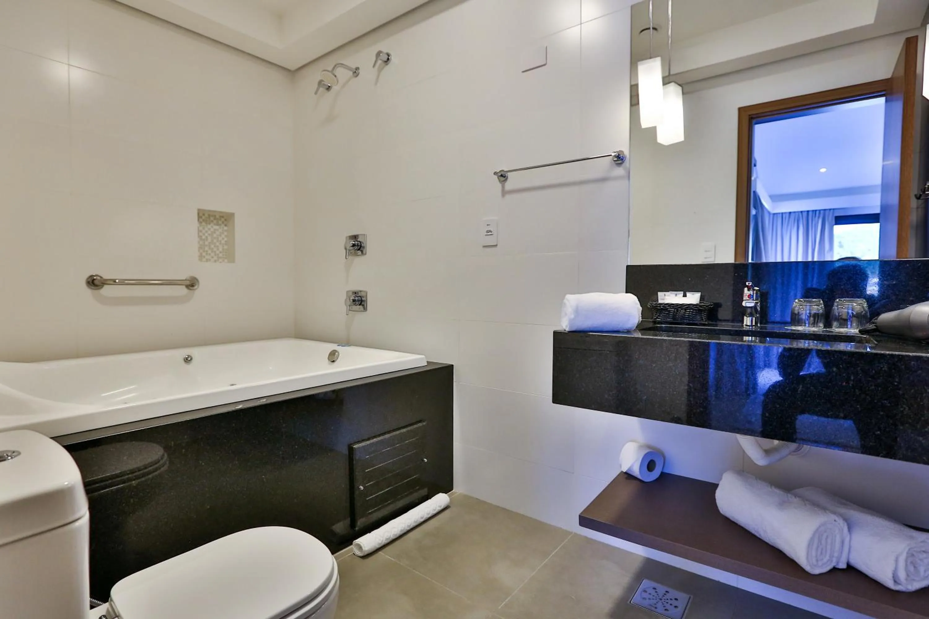 Toilet in Quality Hotel Blumenau