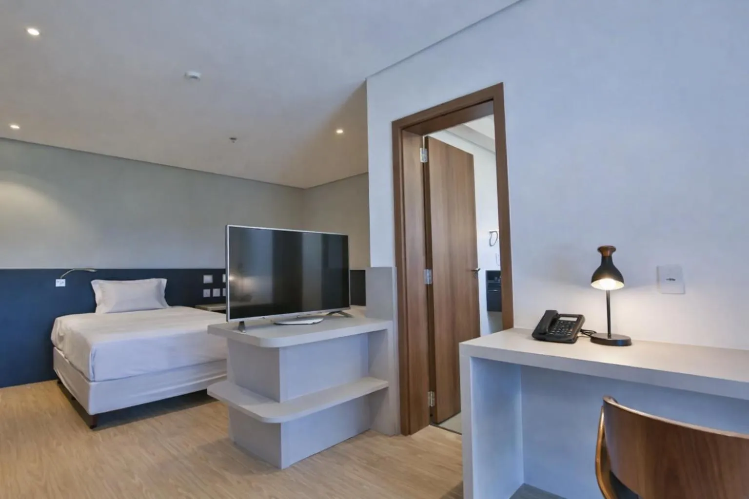 TV and multimedia, Bed in Quality Hotel Blumenau