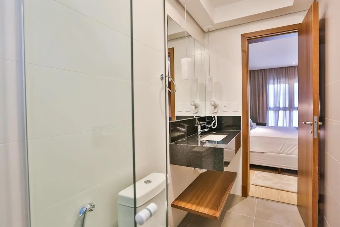 Bathroom, Bed in Quality Hotel Blumenau