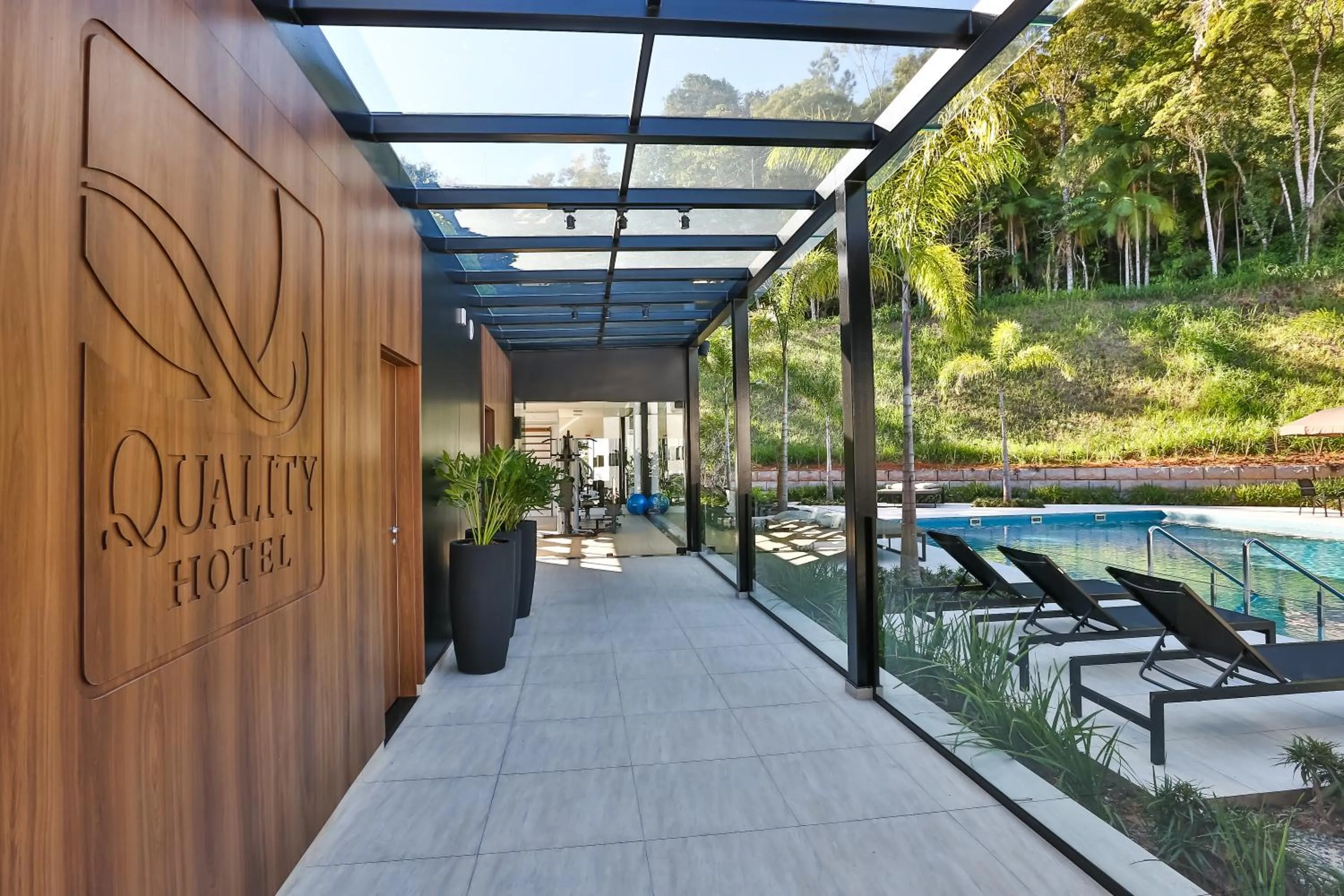 Swimming pool in Quality Hotel Blumenau