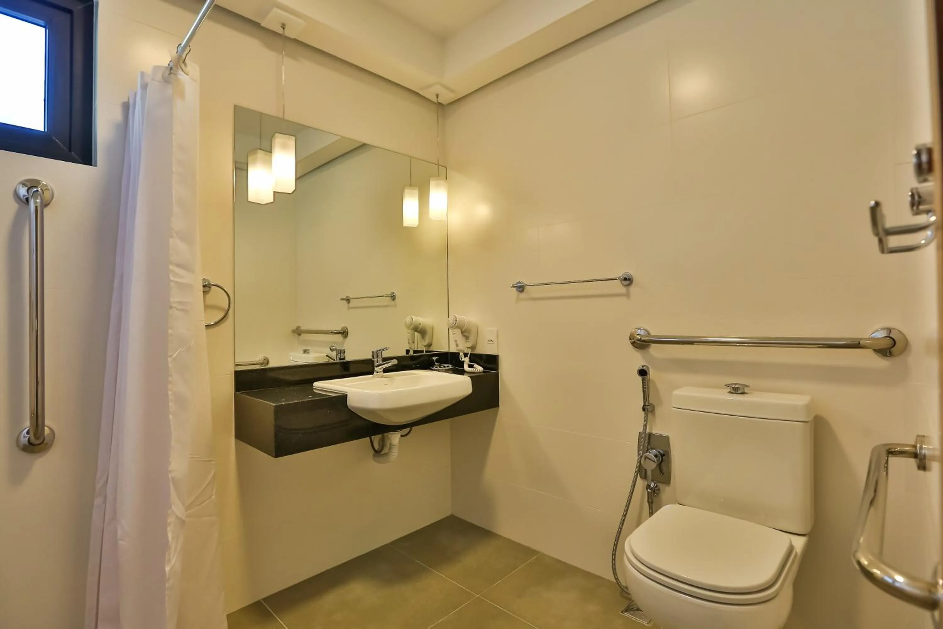 Toilet in Quality Hotel Blumenau