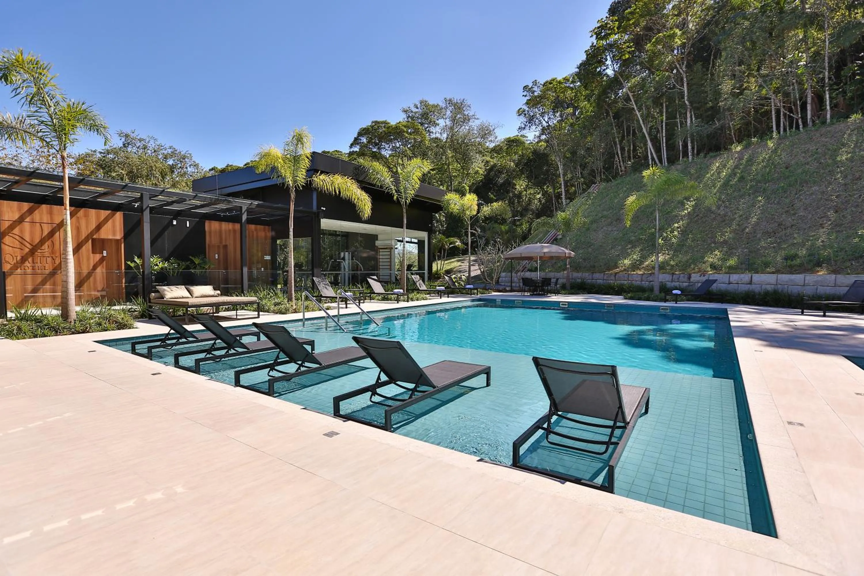 Swimming pool in Quality Hotel Blumenau