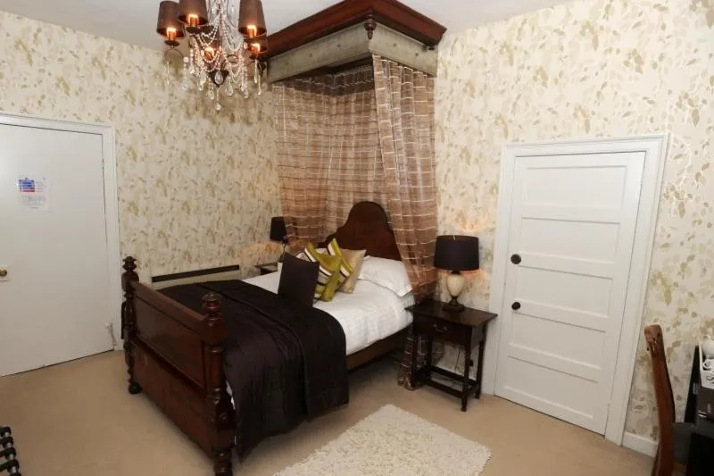 Photo of the whole room, Bed in Satis House Hotel