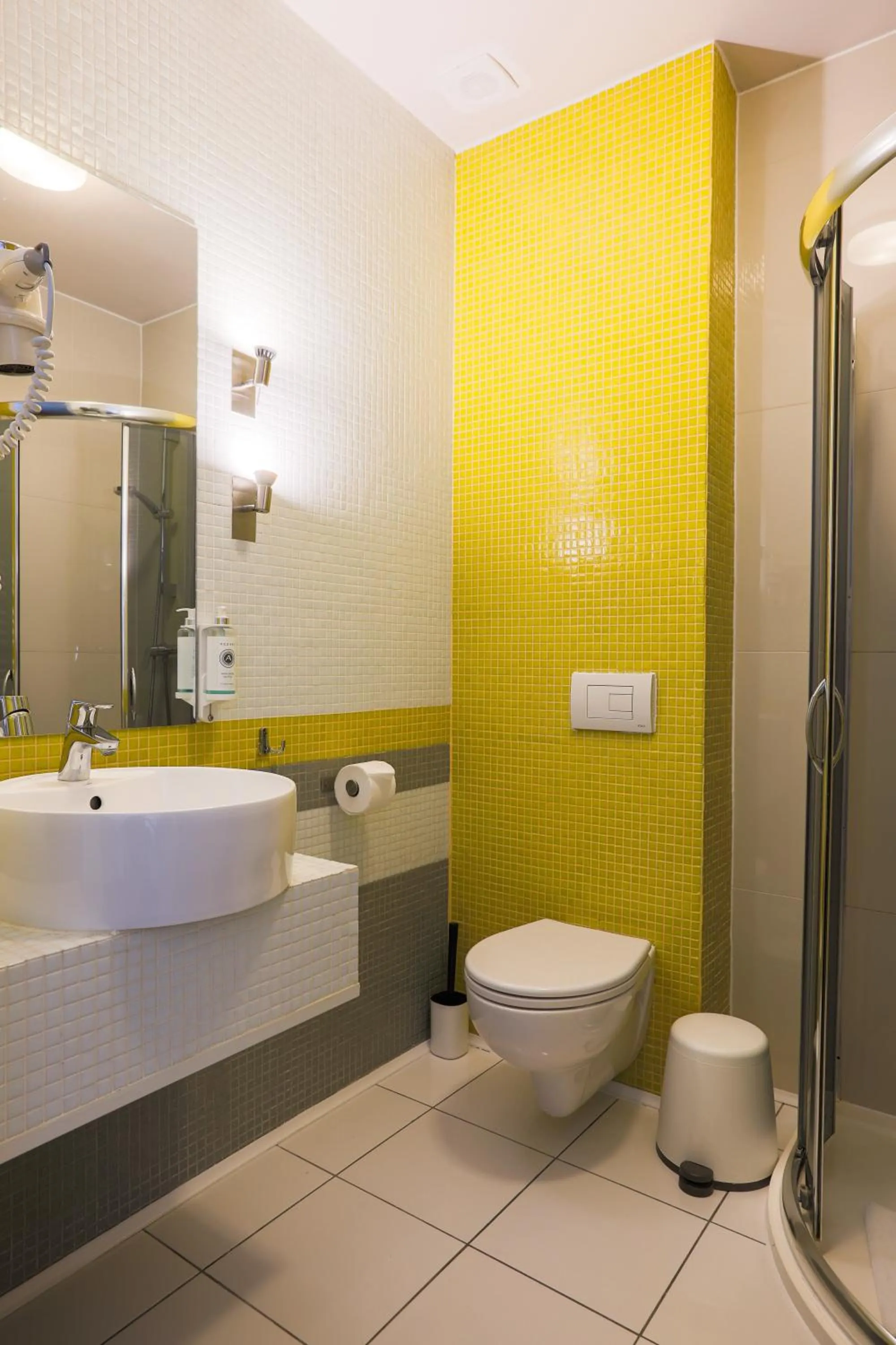 Shower in NoBo Hotel - business