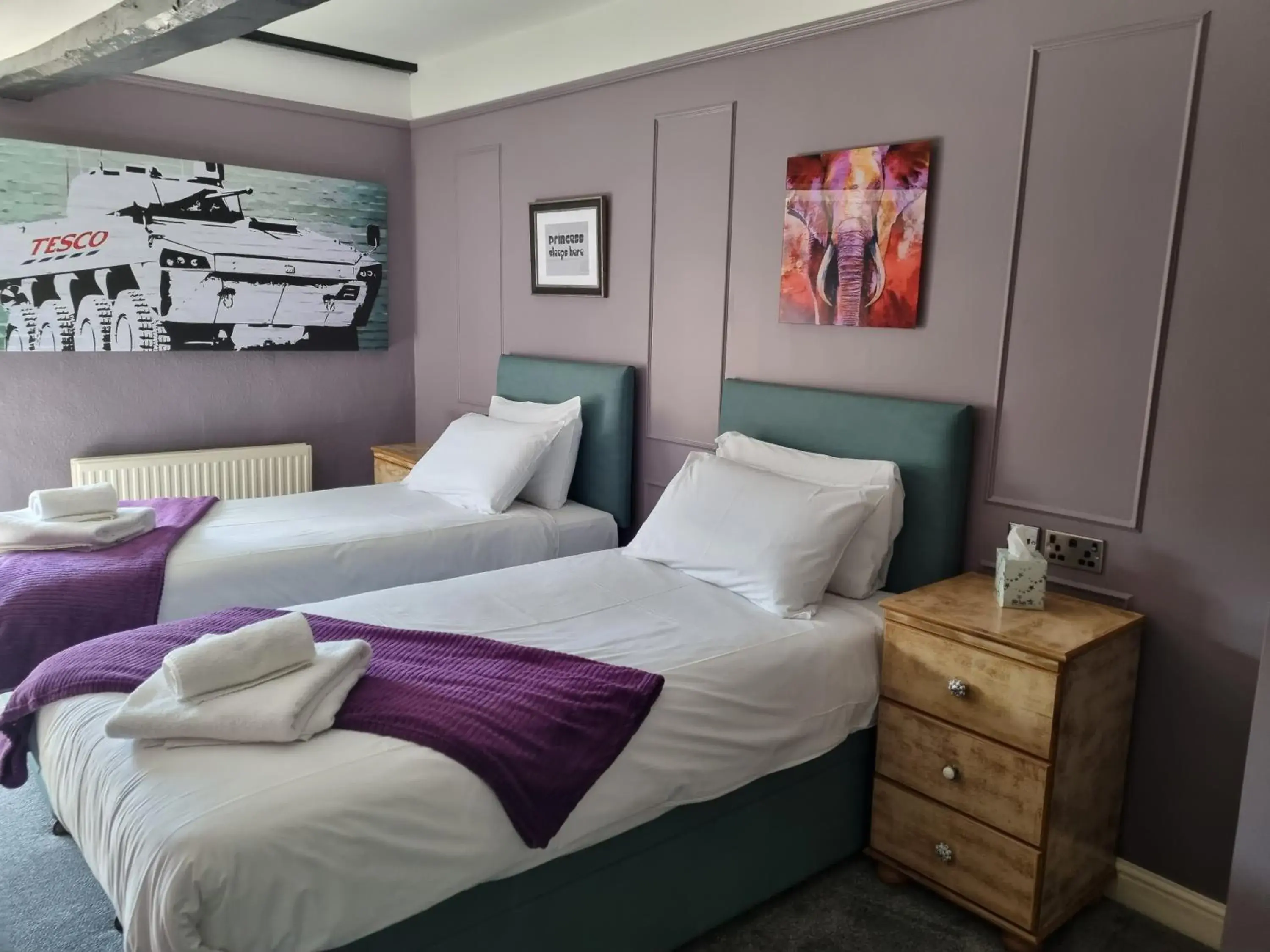 Twin Room with Shower in The Plough Inn Twin Room with Shower in The Plough Inn