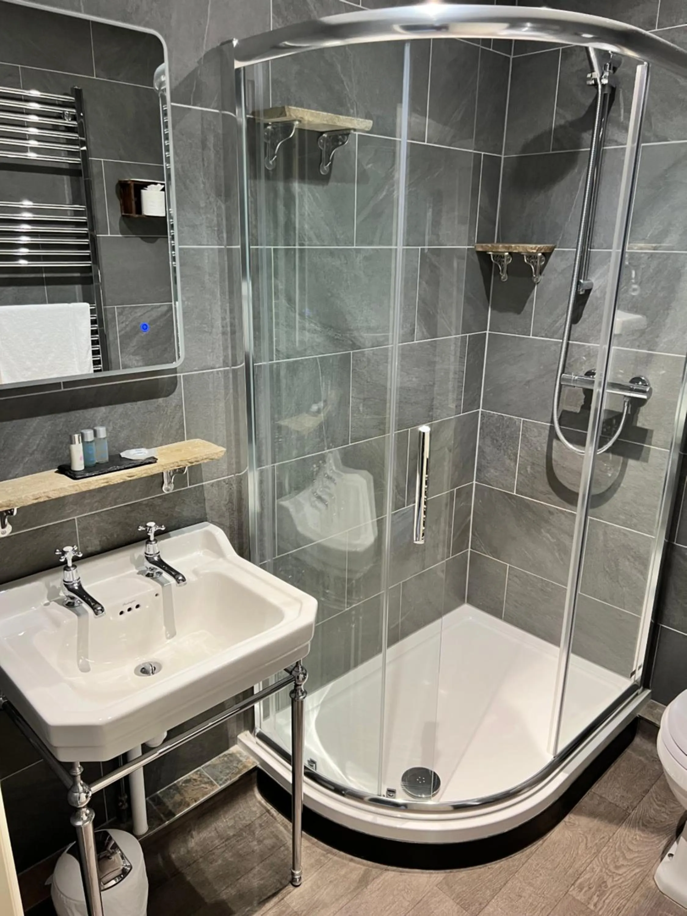 Shower in The Plough Inn
