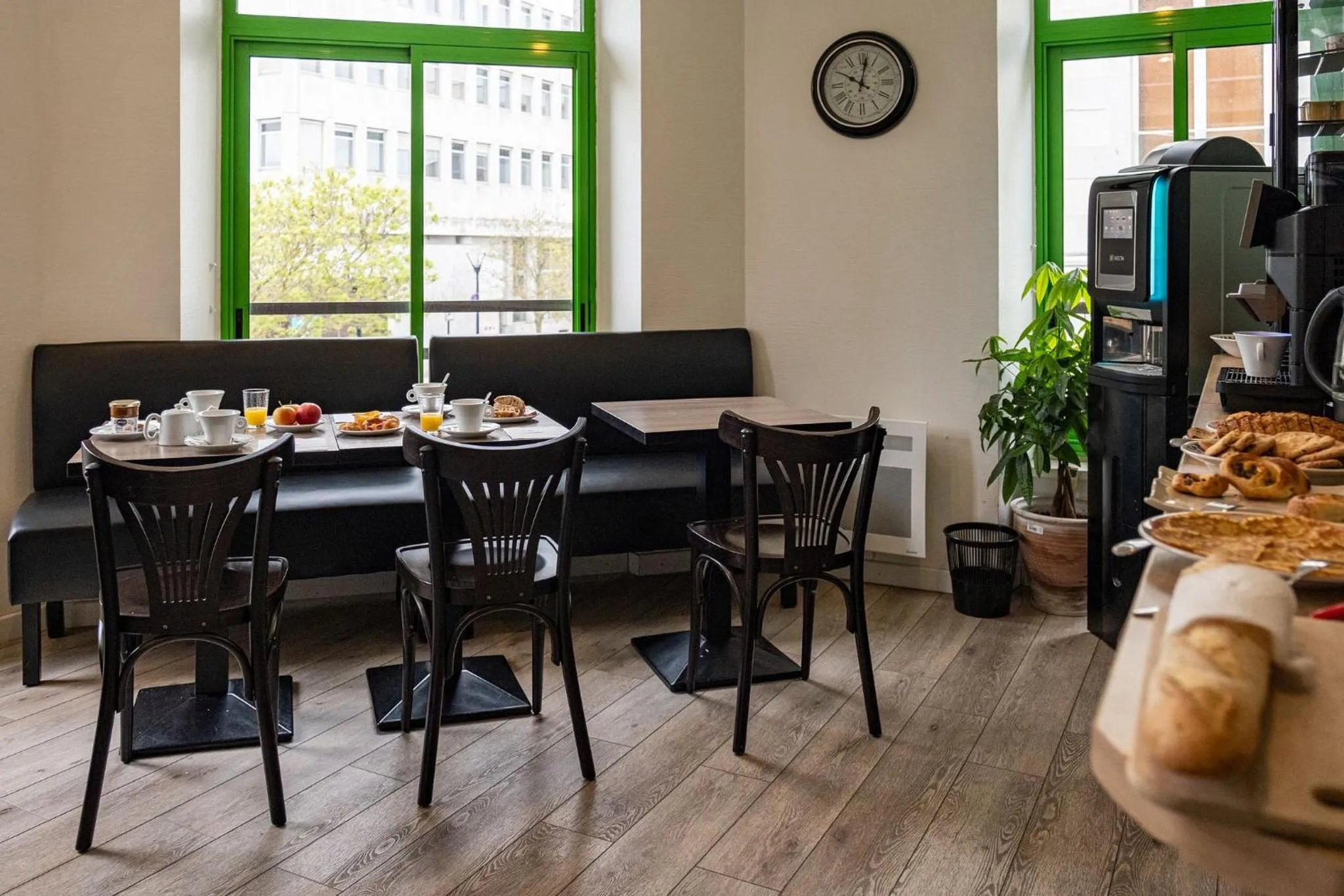 Breakfast in Contact Hôtel du Champ de Mars de Saint-Brieuc