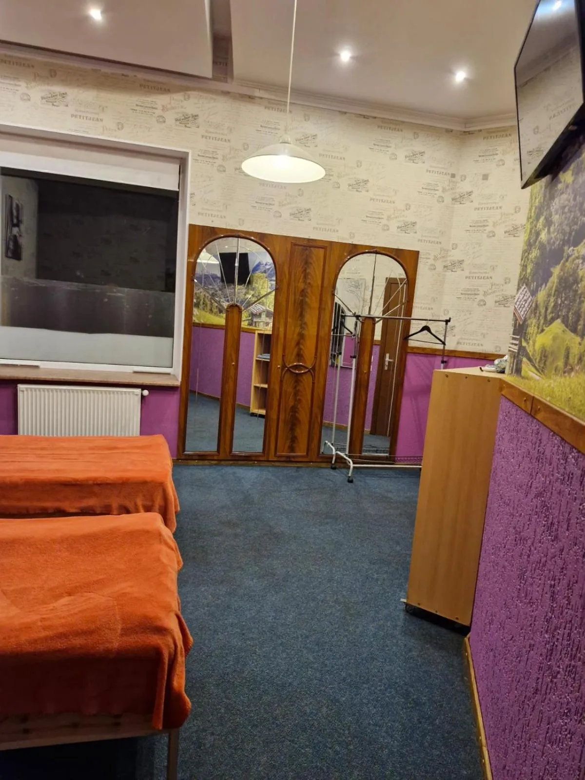 Communal lounge/ TV room in Hotel Erfolg