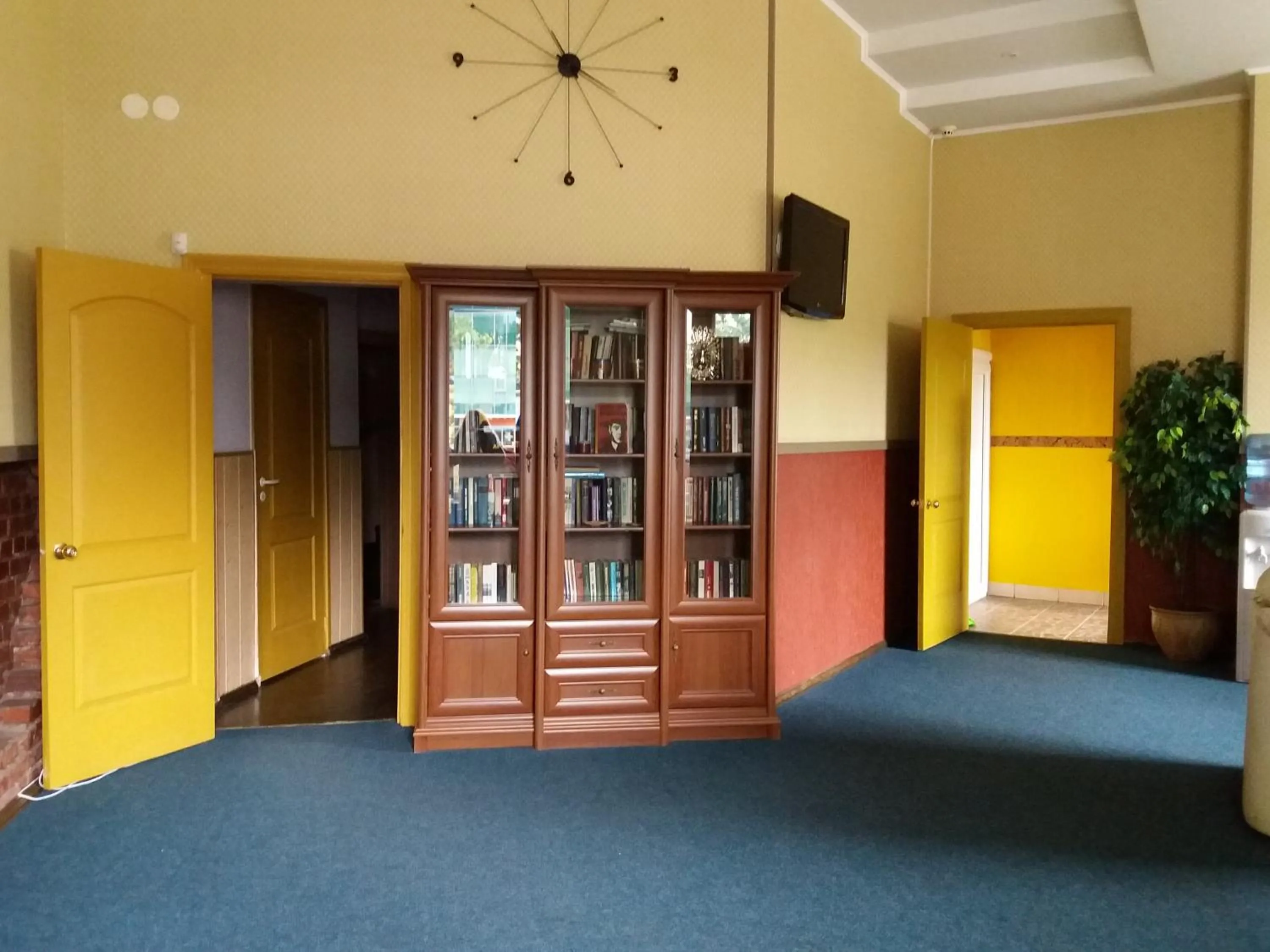 Communal lounge/ TV room in Hotel Erfolg