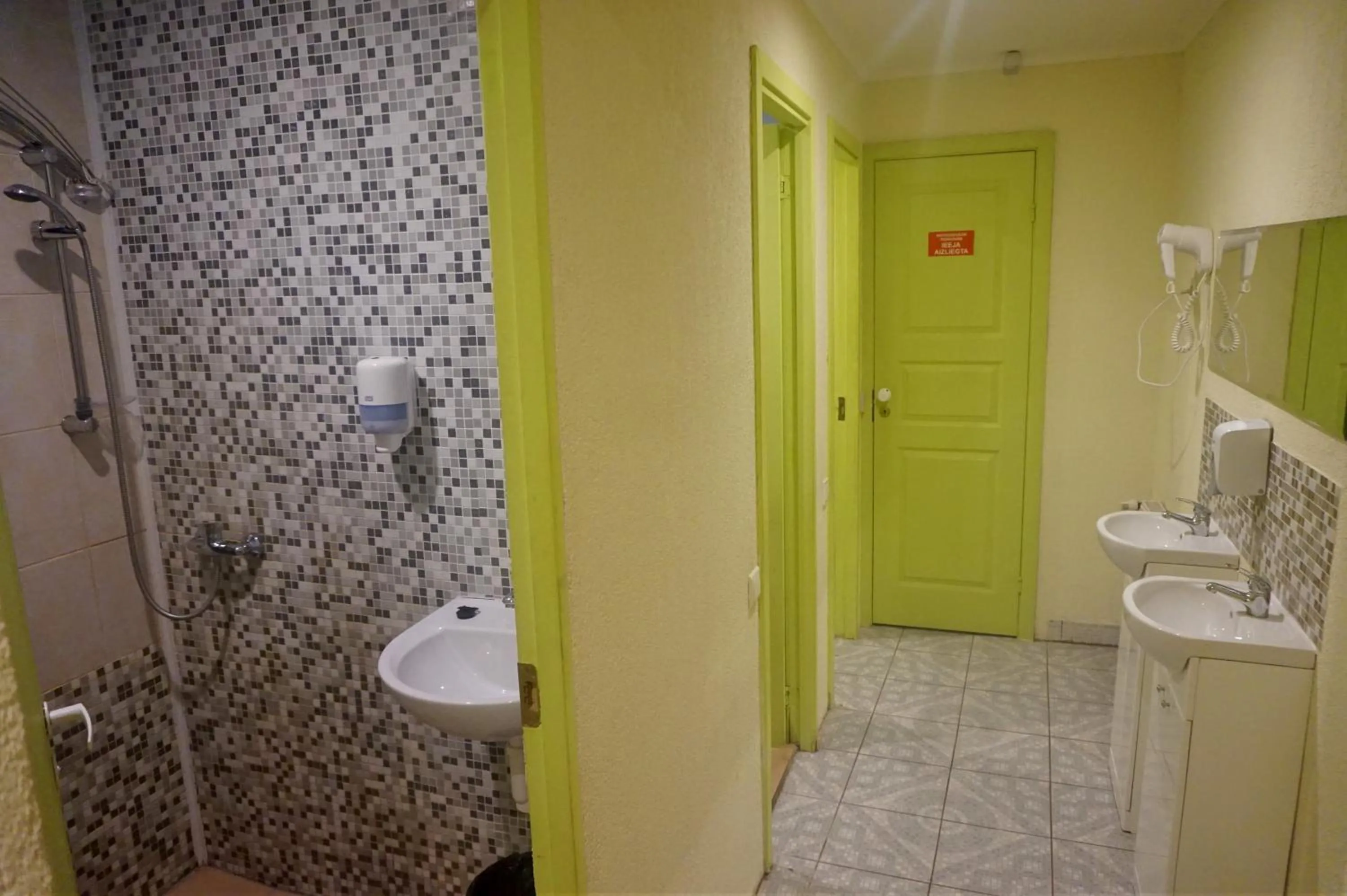 Shower in Hotel Erfolg