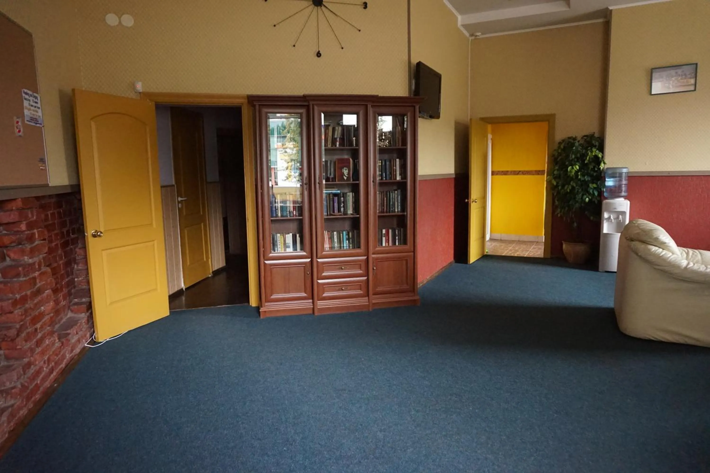 Communal lounge/ TV room in Hotel Erfolg