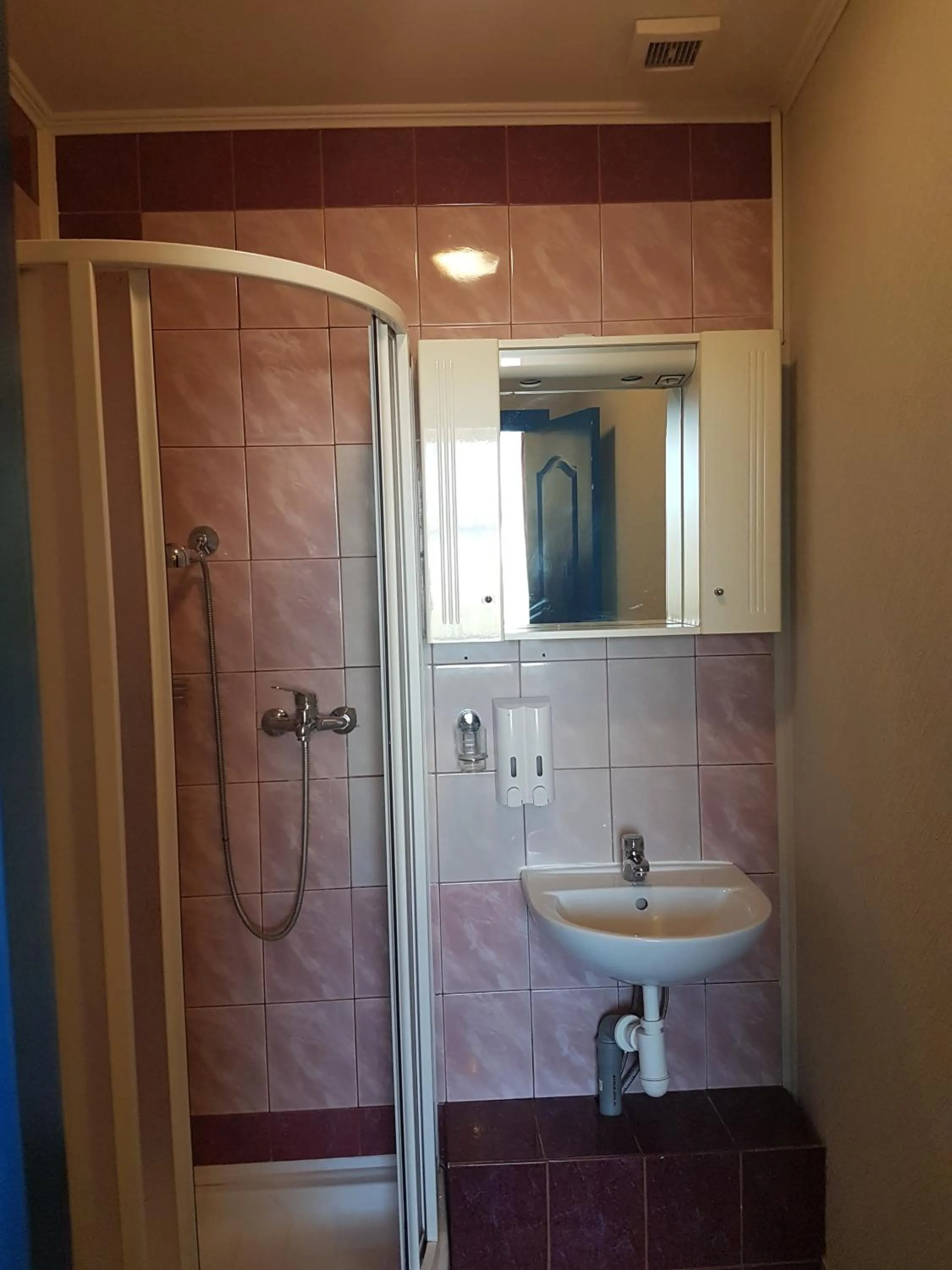 Shower in Hotel Erfolg