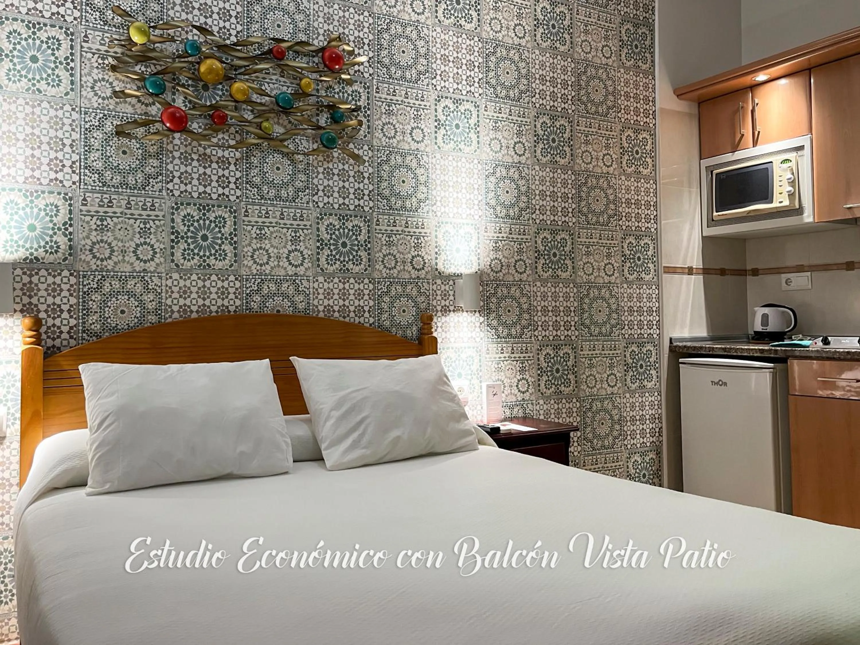 Inner courtyard view, Bed in Beatriz Charming Hostal