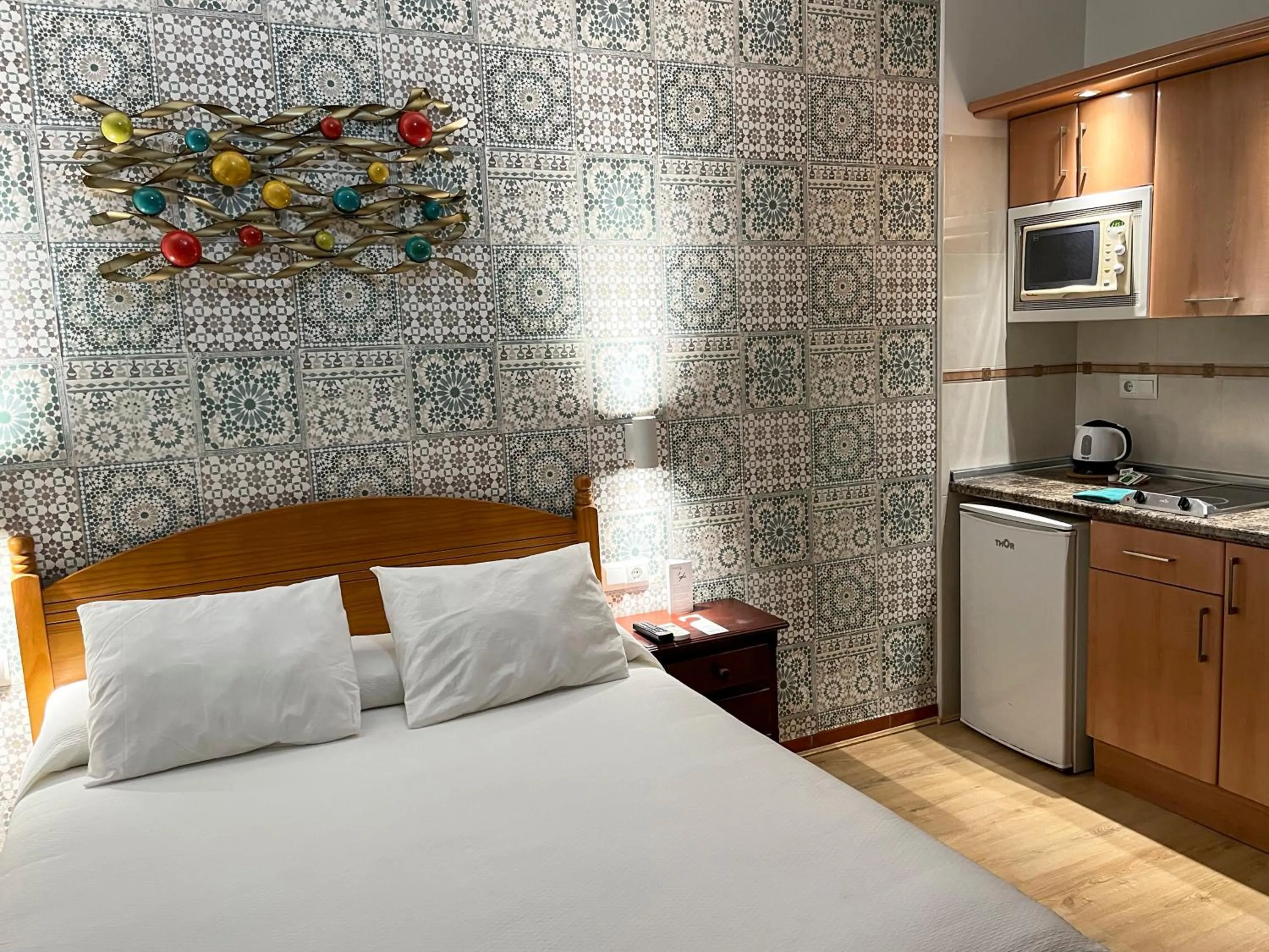 Inner courtyard view, Bed in Beatriz Charming Hostal