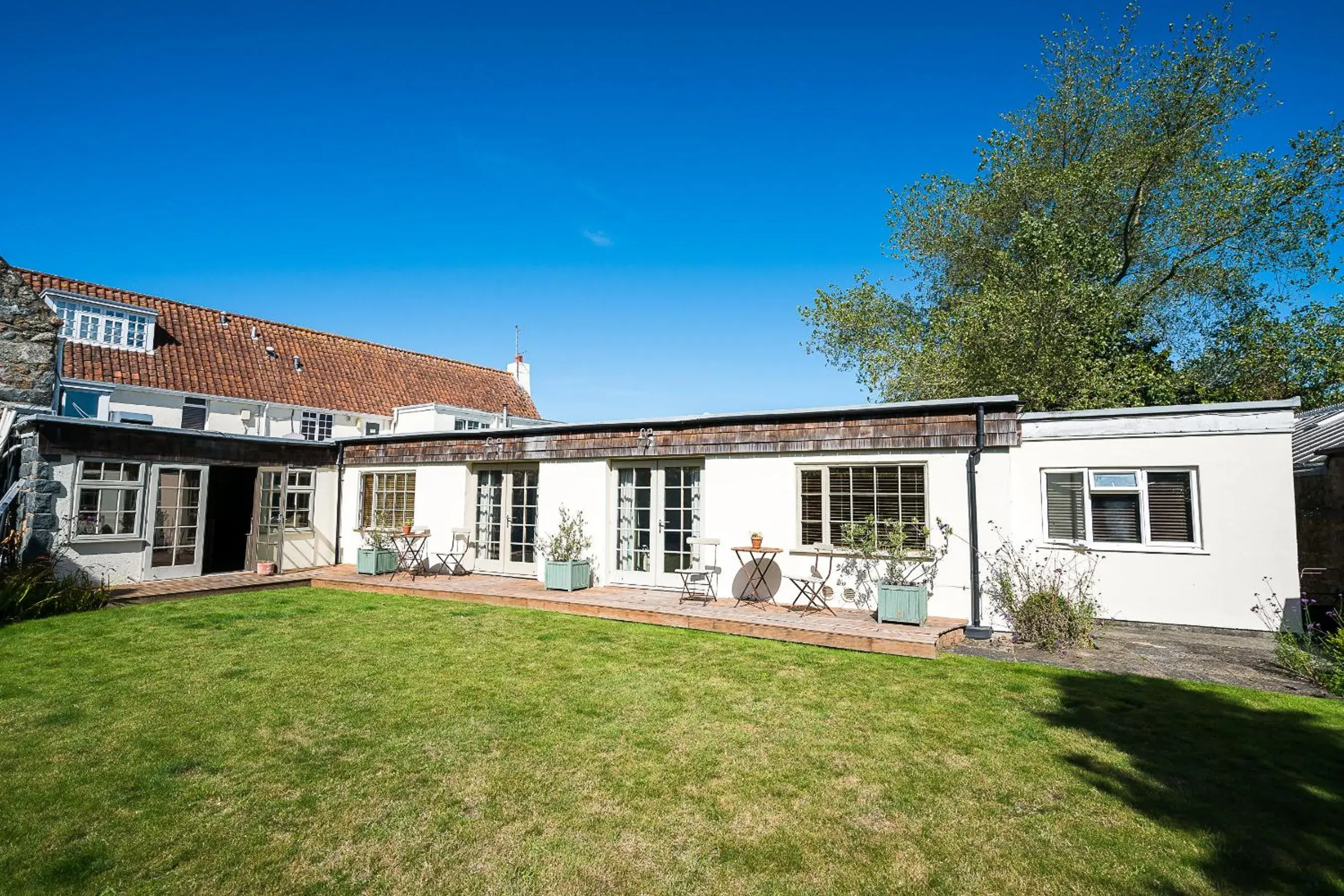Garden Room - Dog Friendly in Fleur Du Jardin Garden Room - Dog Friendly in Fleur Du Jardin