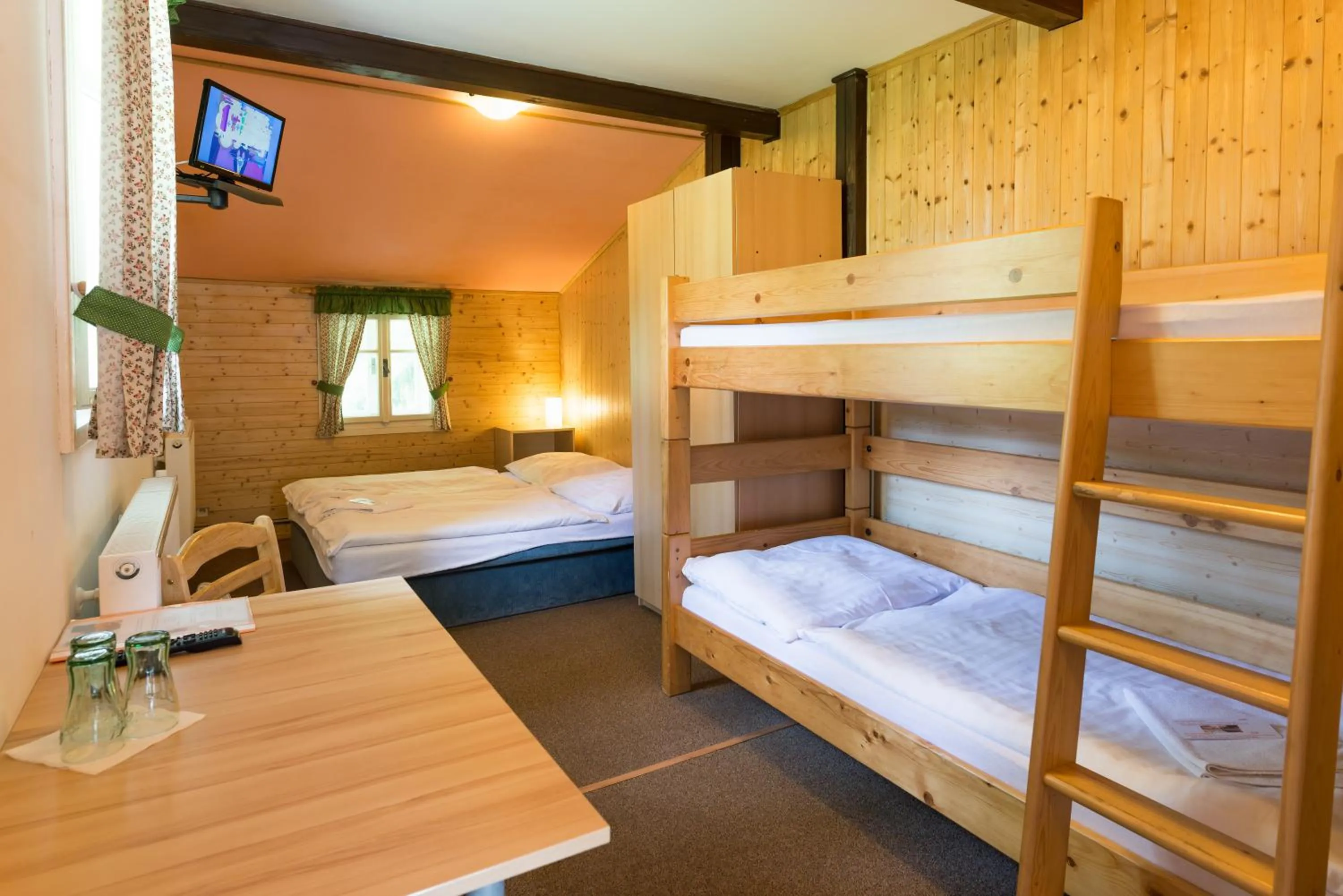 bunk bed, Bed in Hotel Diana