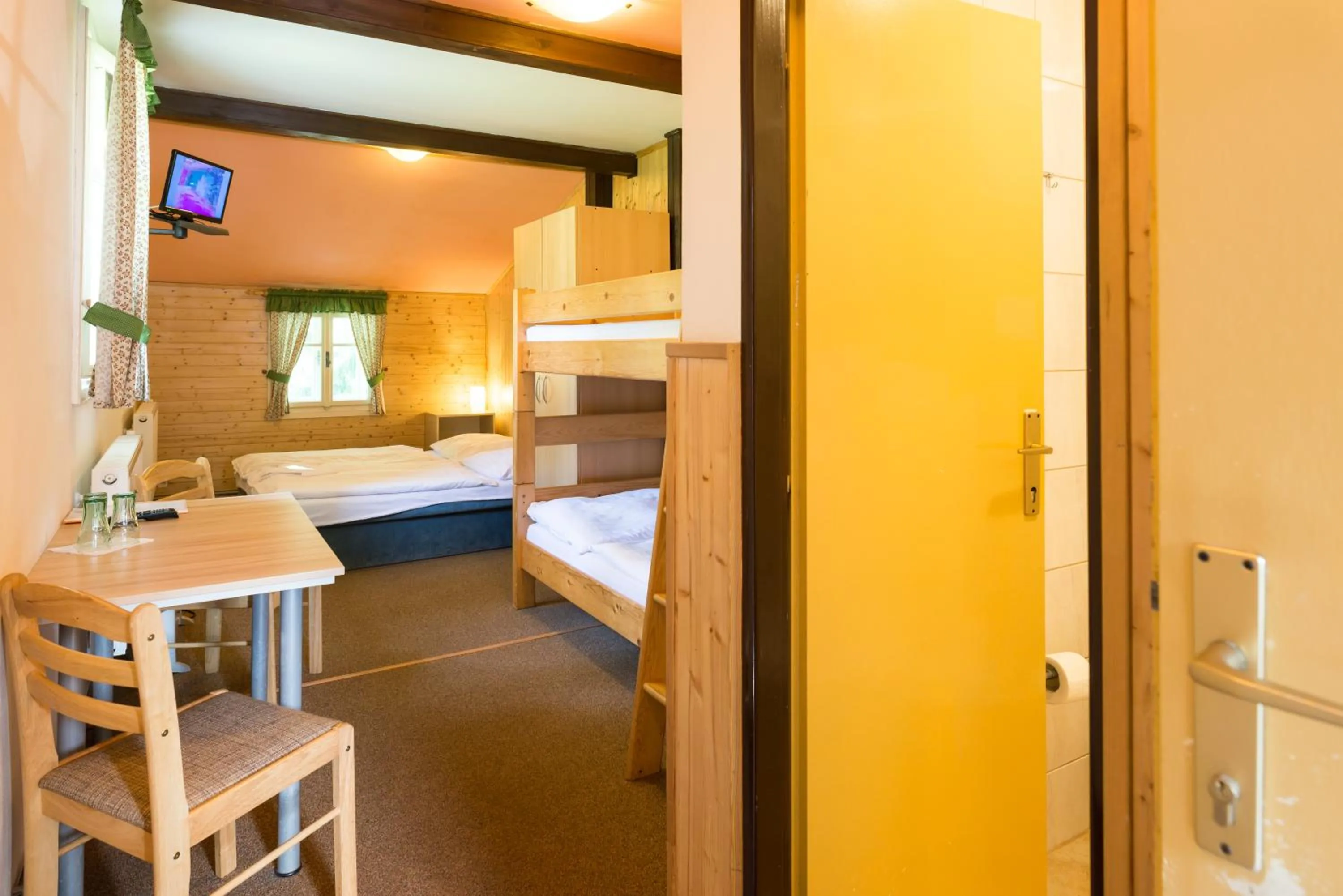 bunk bed, Bed in Hotel Diana