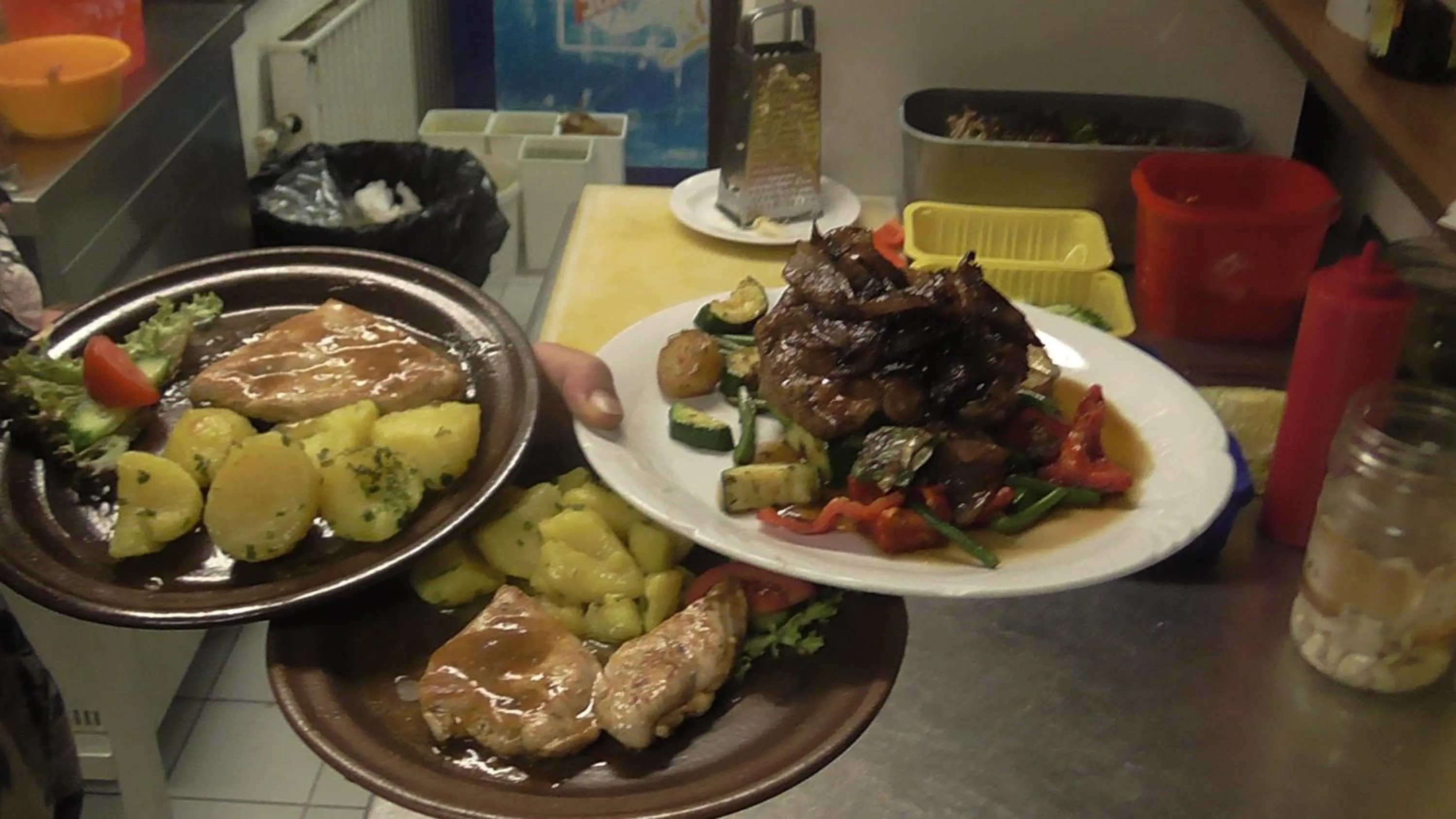 Restaurant/places to eat in Hotel Diana