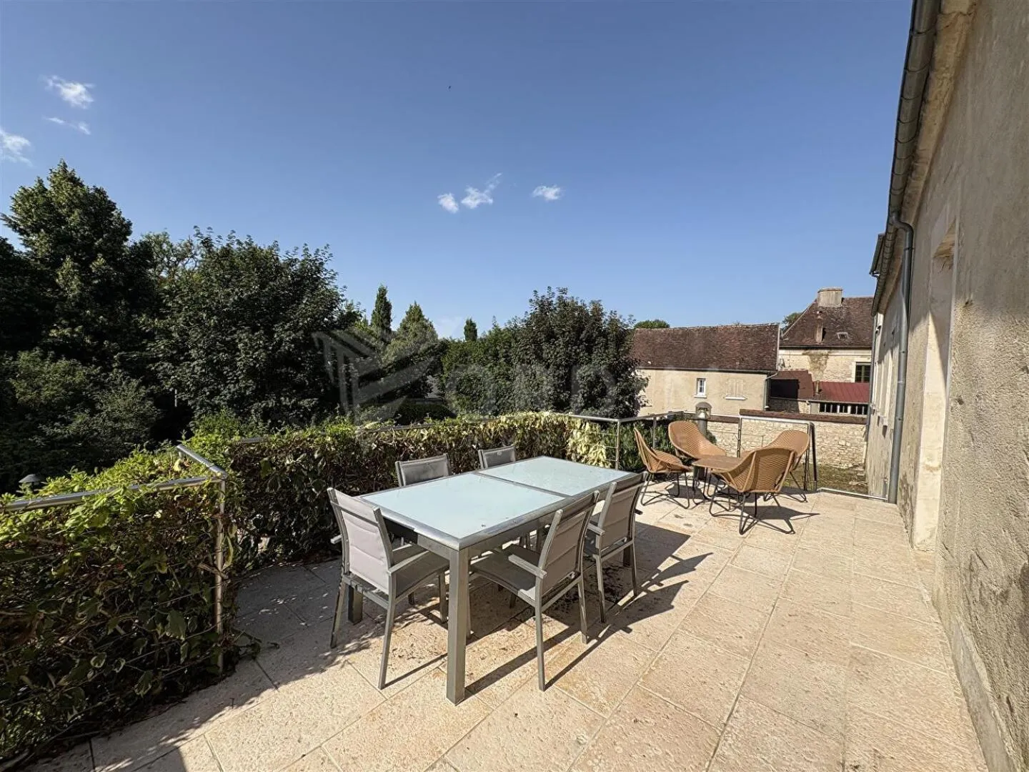 Logis Hostellerie des Clos et restaurant Bistrot des grands crus et Maison de la tour Chablis