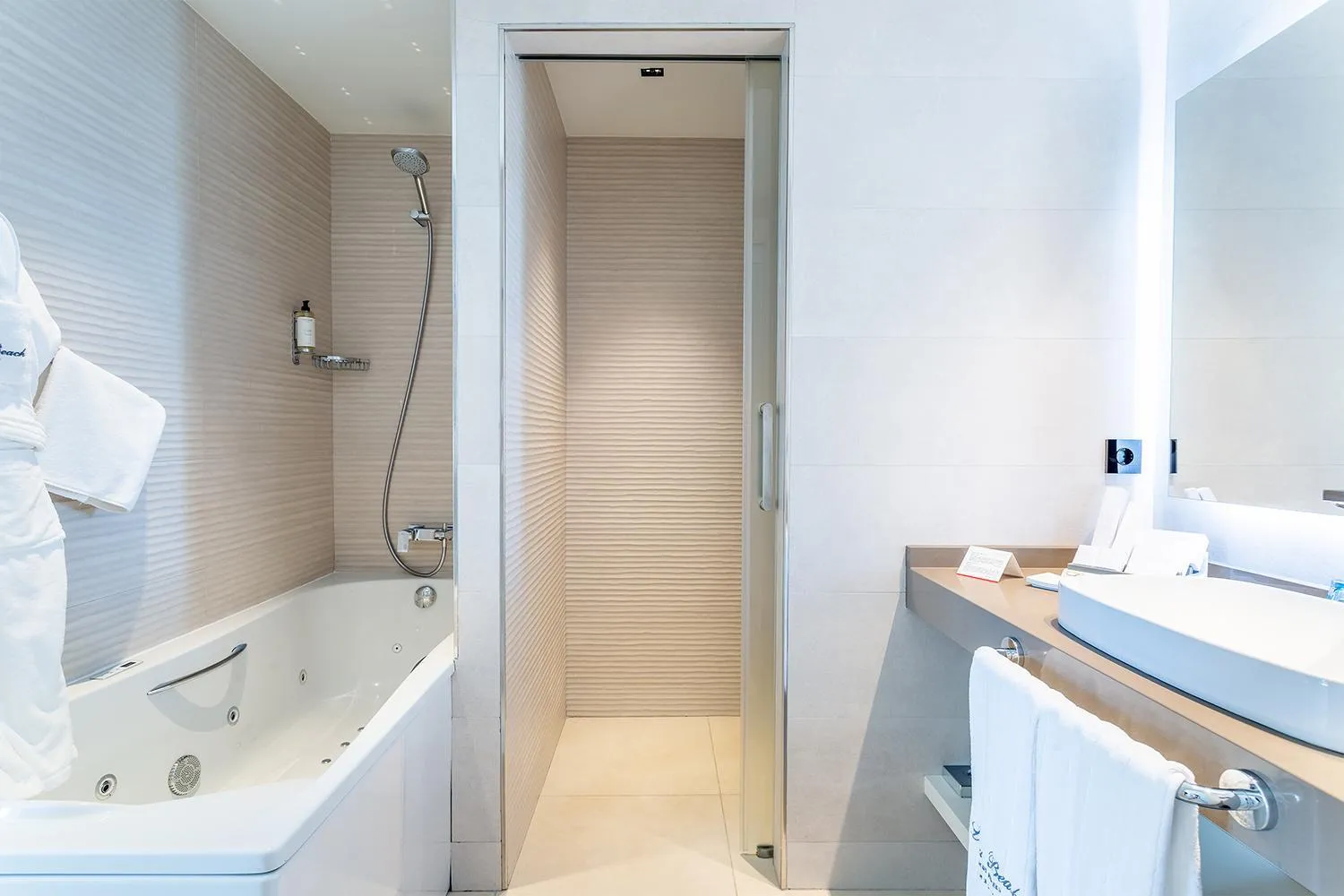 Shower in Hotel Lava Beach